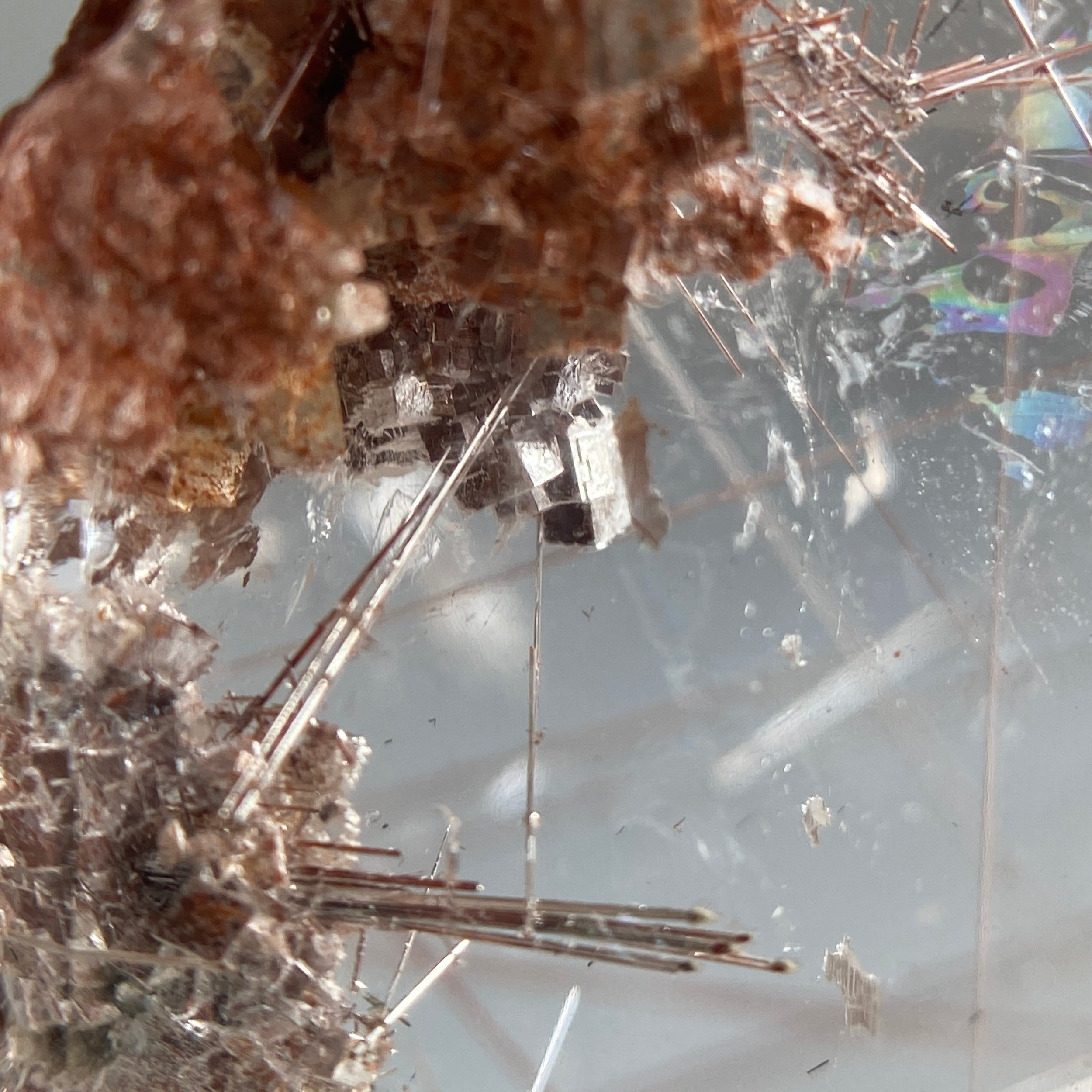 Rutil in Bergkristall mit Calcit Einschlüssen