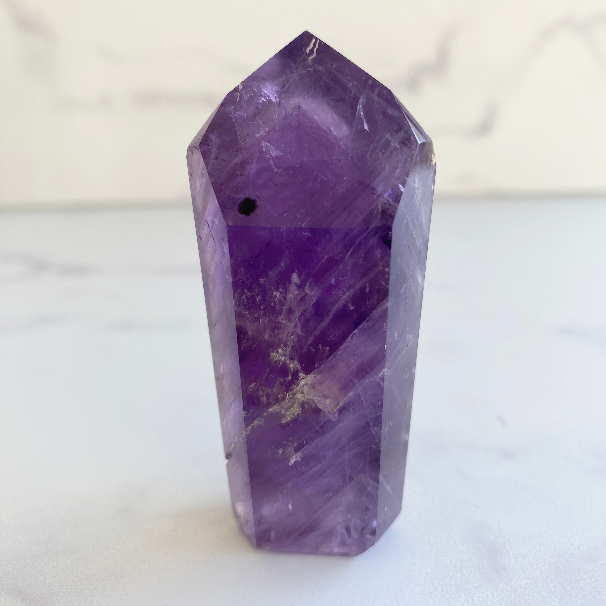 dunkel lila Amethyst Turm