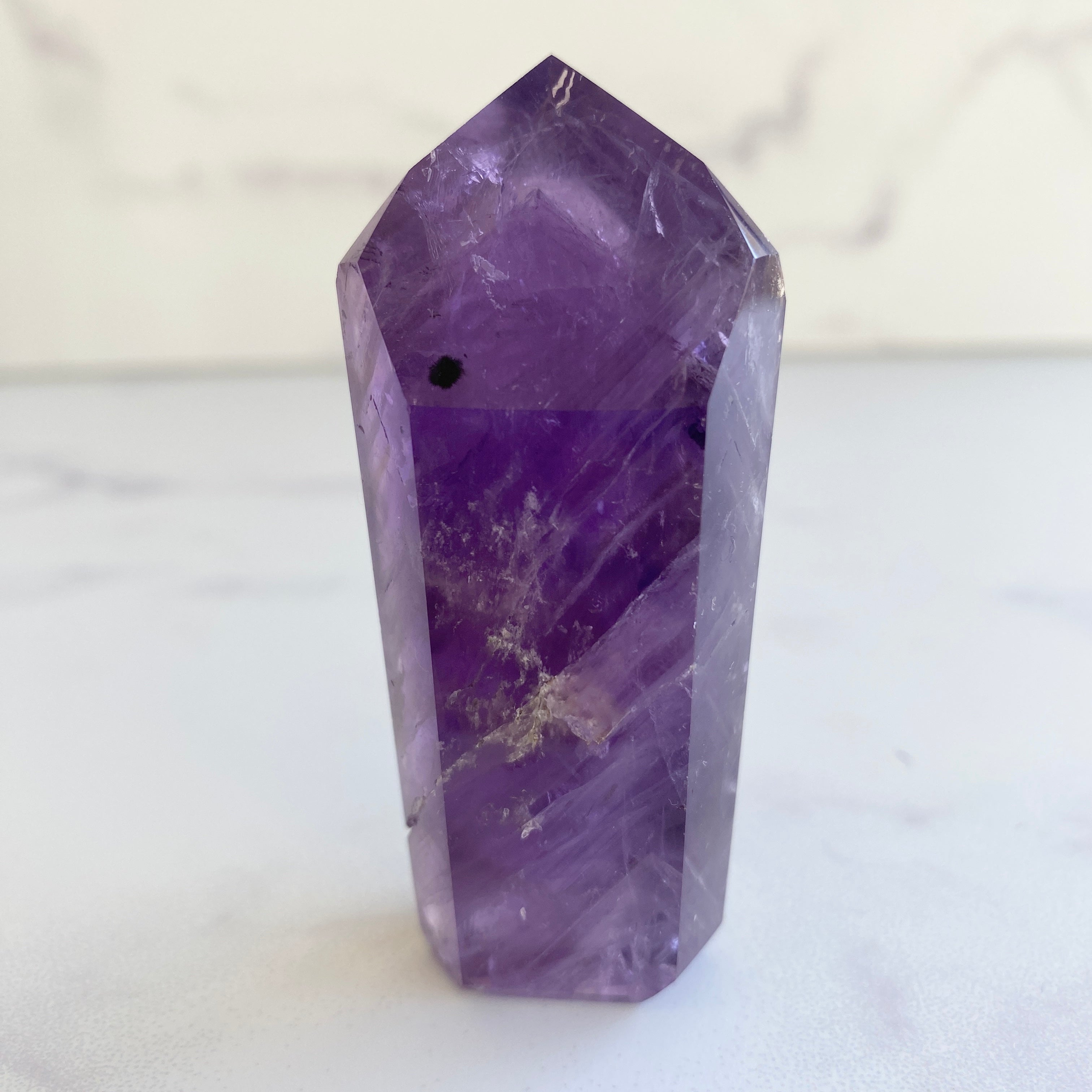 dunkel lila Amethyst Turm