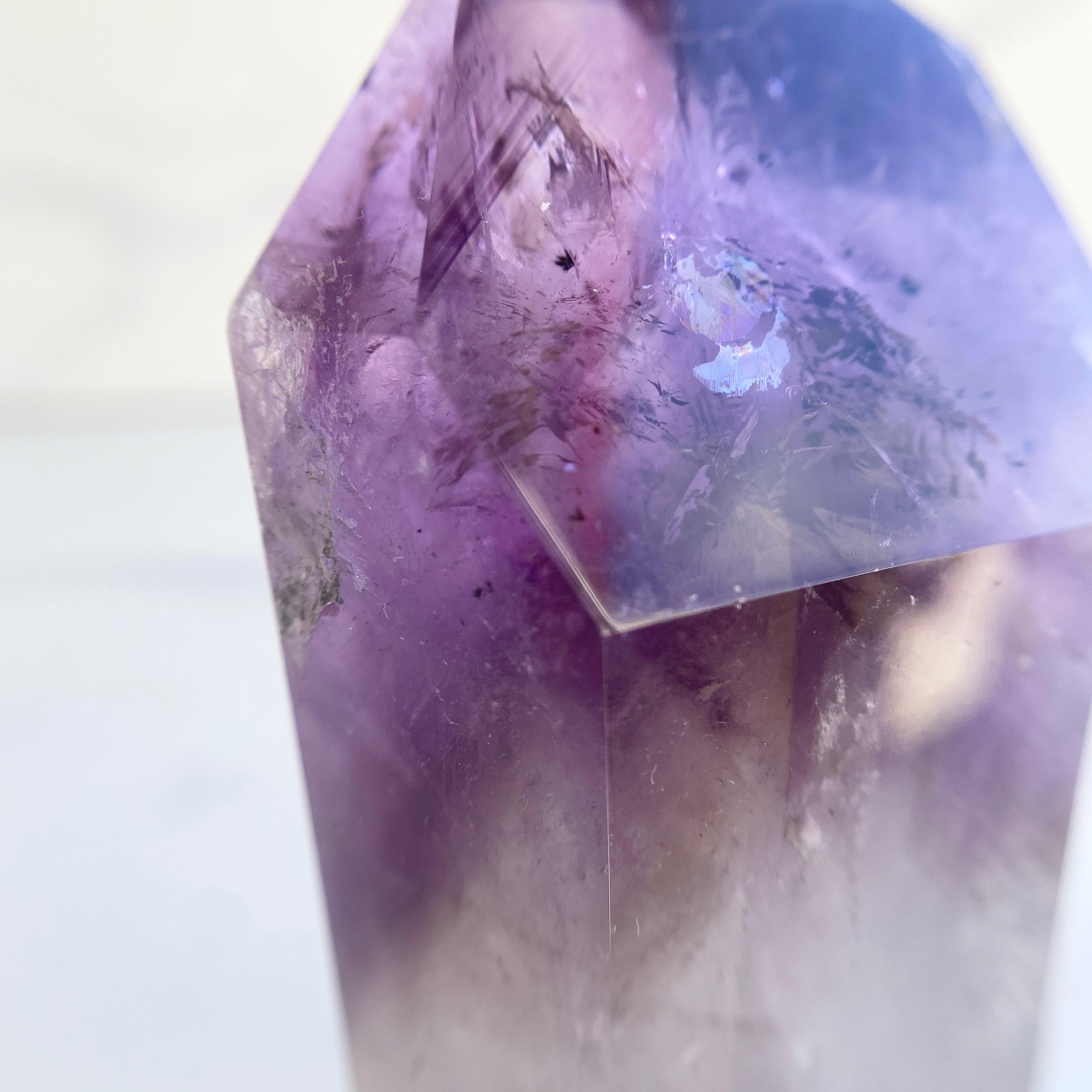 Phantom-Amethyst Turm mit Hollandit