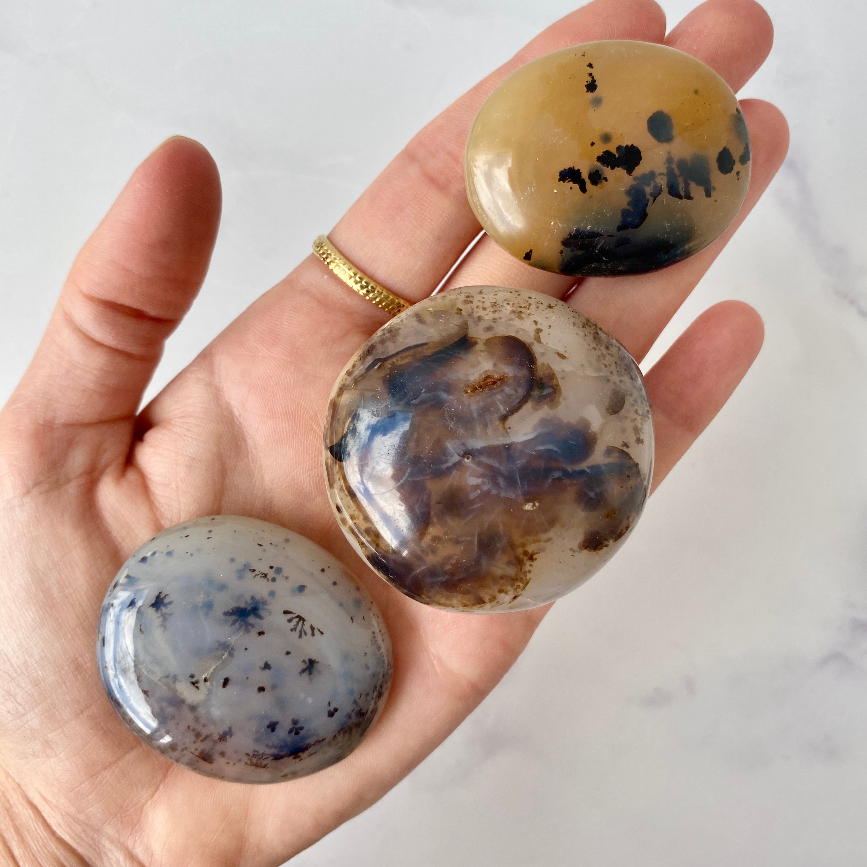 Dendriten Opal Handschmeichler (Dendriten Achat Handschmeichler) in einer Hand
