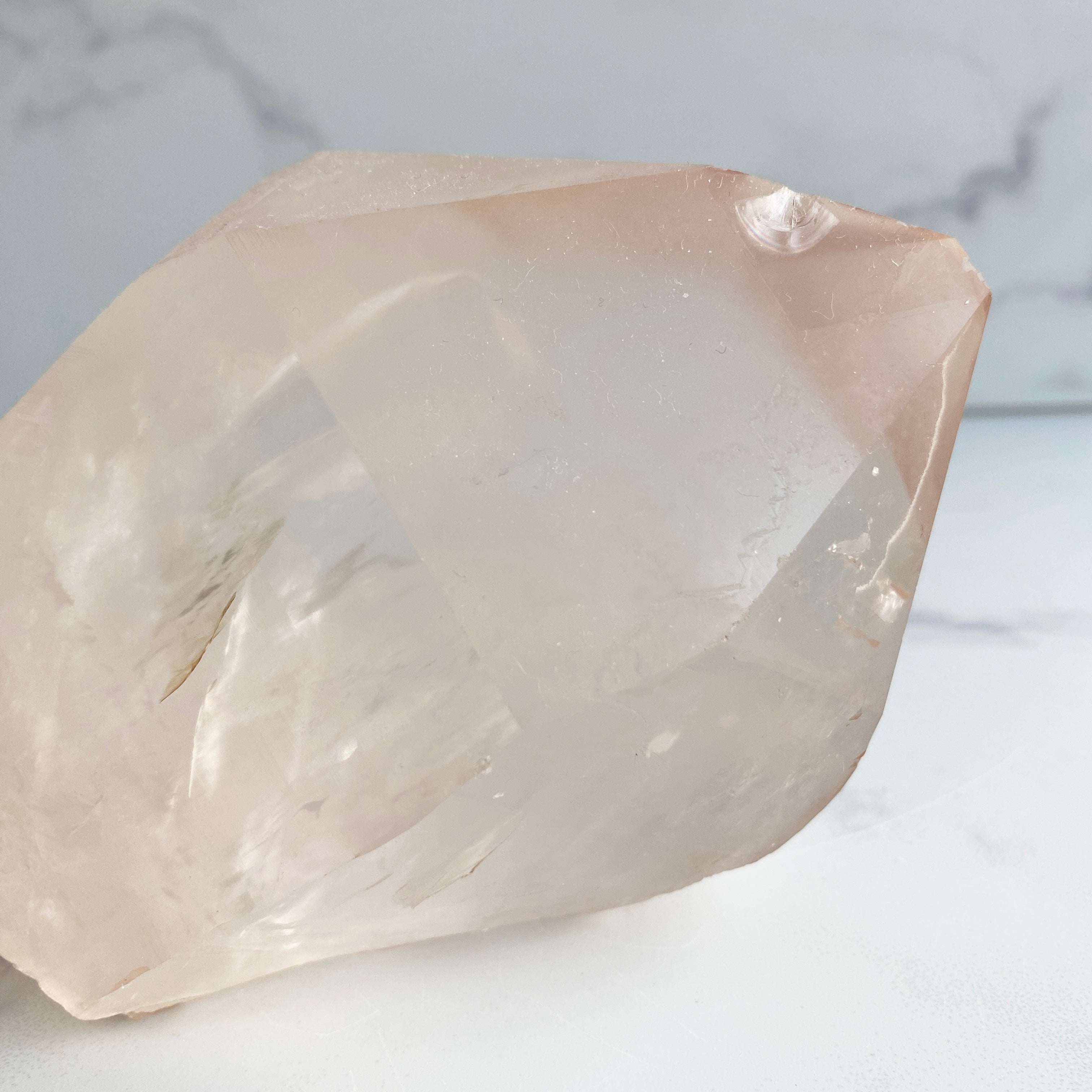 Bergkristall Naturspitze mit rosa Hämatit