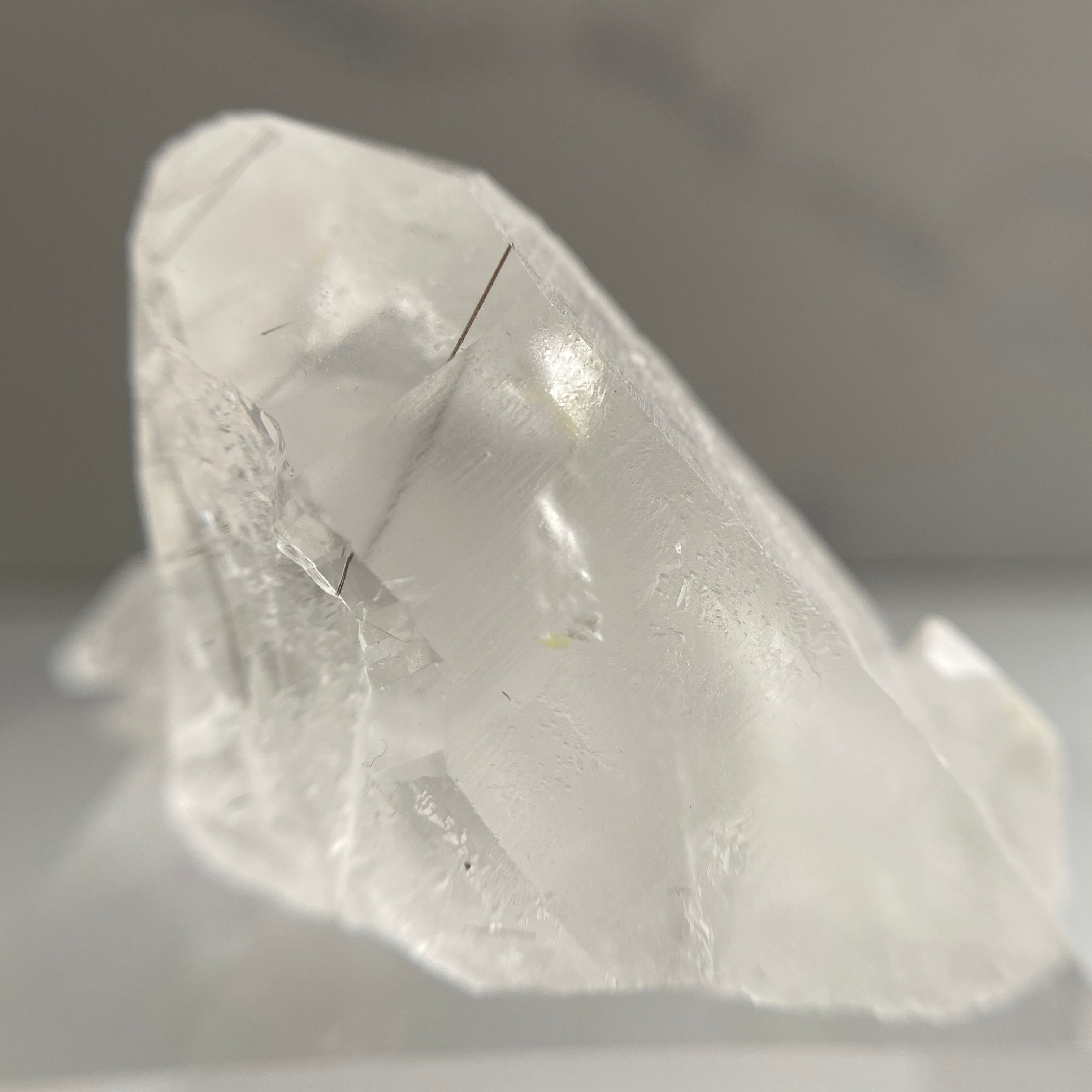 Bergkristall Cluster mit Rutil Einschlüssen