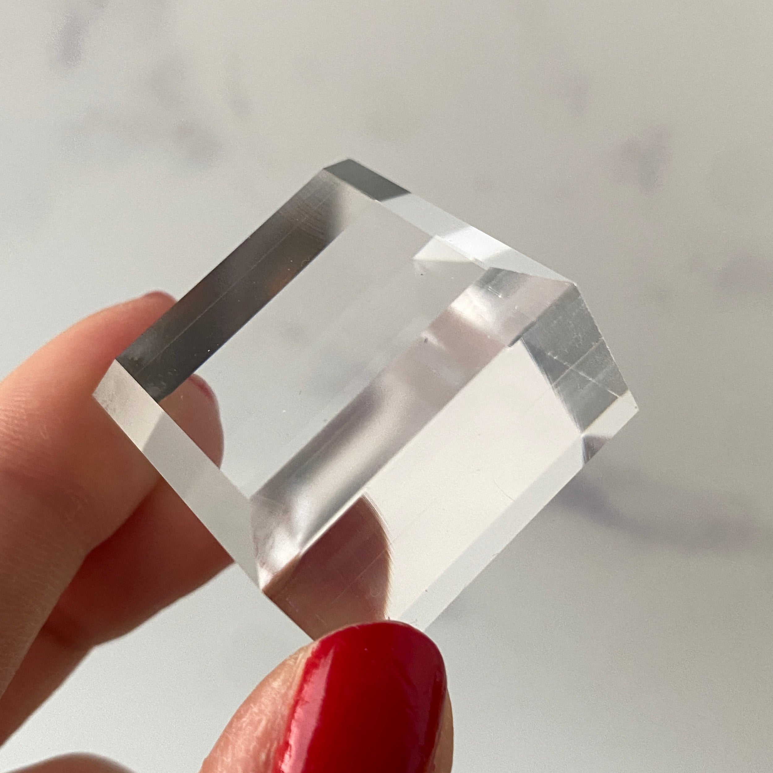 Acrylsockel mit angefaster Kante für die Mineralienpräsentation