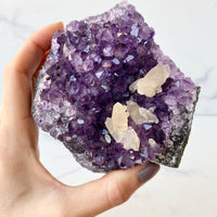 Amethyst Cluster Geode mit Calcit