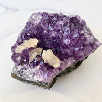 Amethyst Cluster Geode mit Calcit