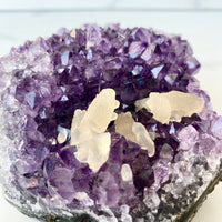 Amethyst Cluster Geode mit Calcit
