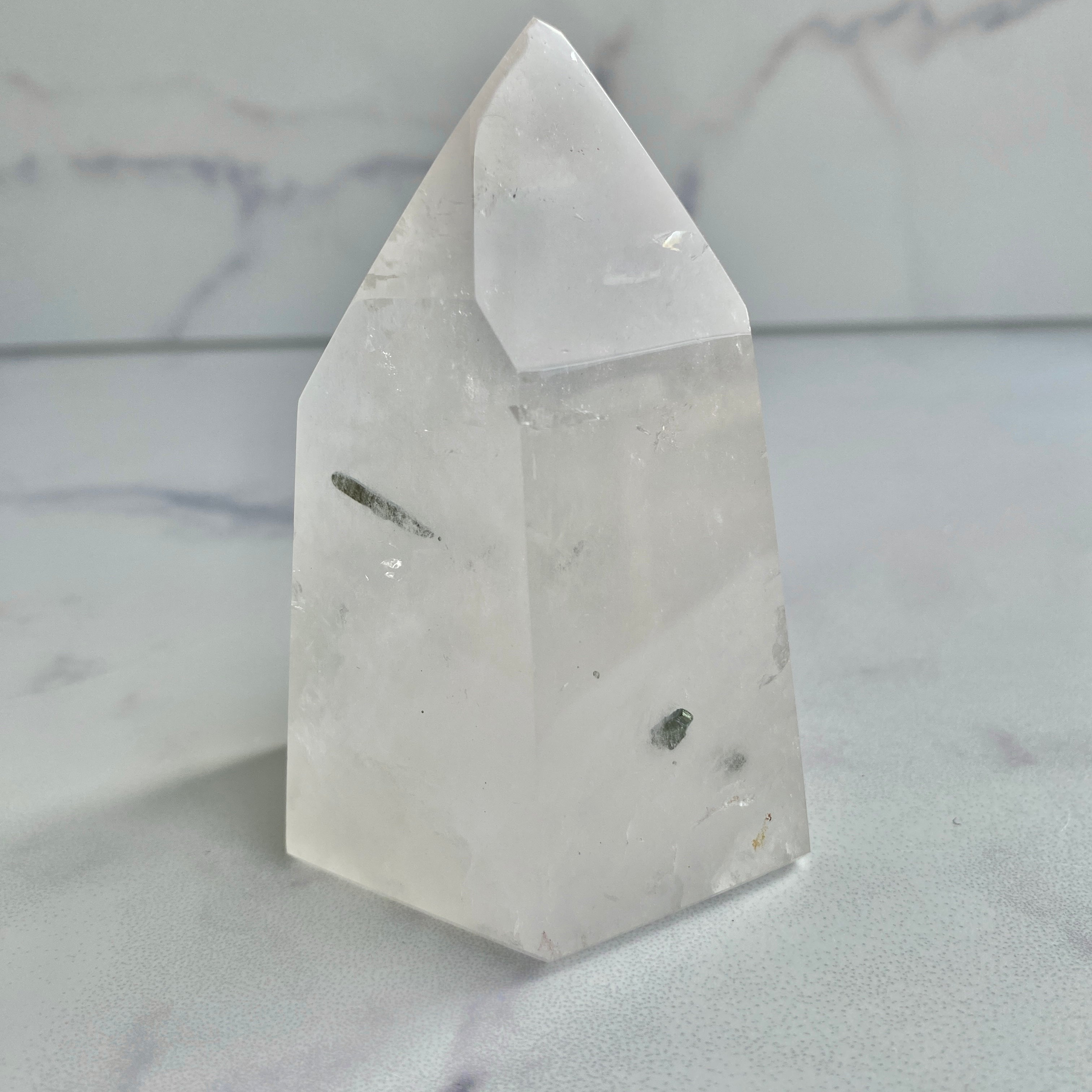 Pyrit in Bergkristall, Pyriteinschluss in Quarz