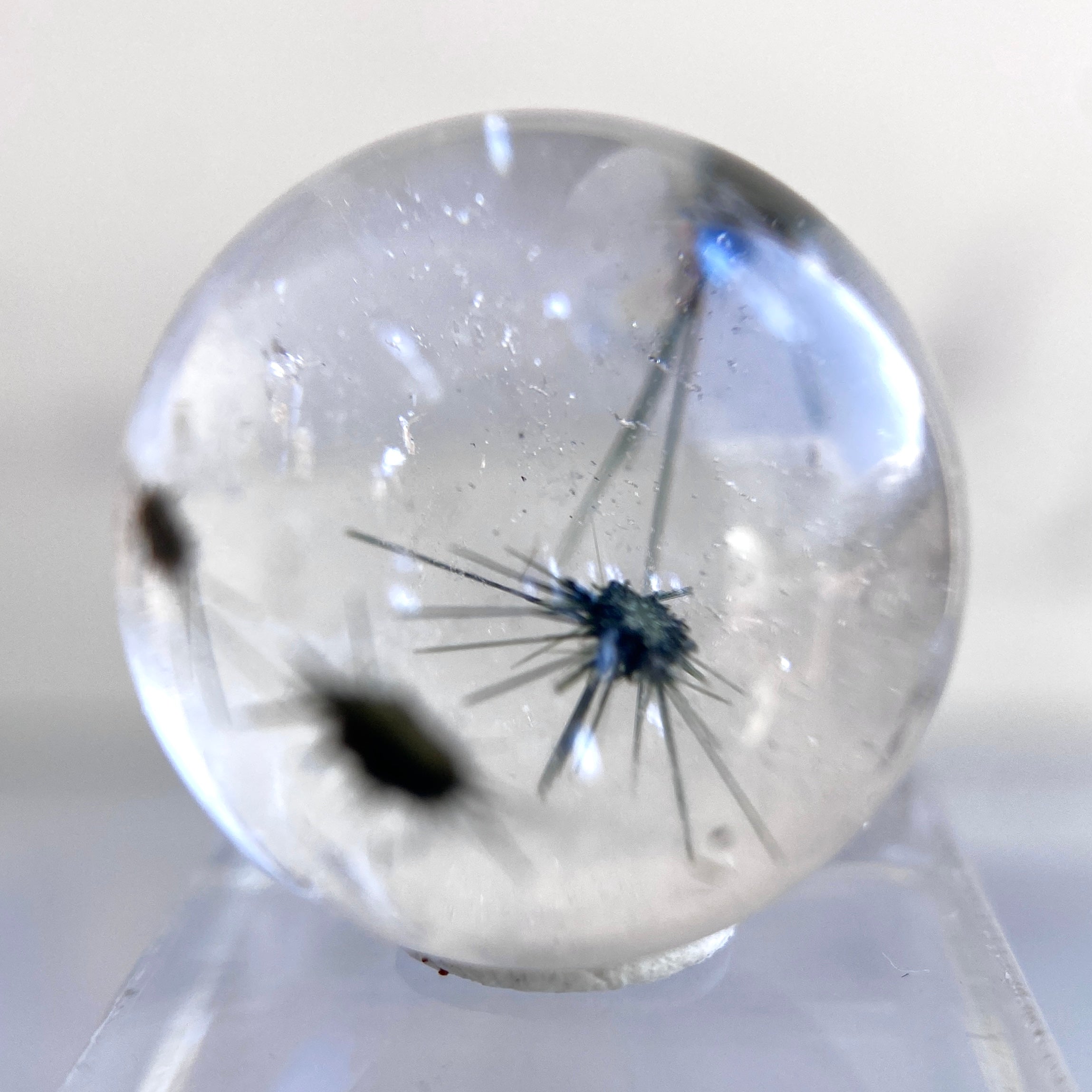 Hollandit in klarem Bergkristall Kugel