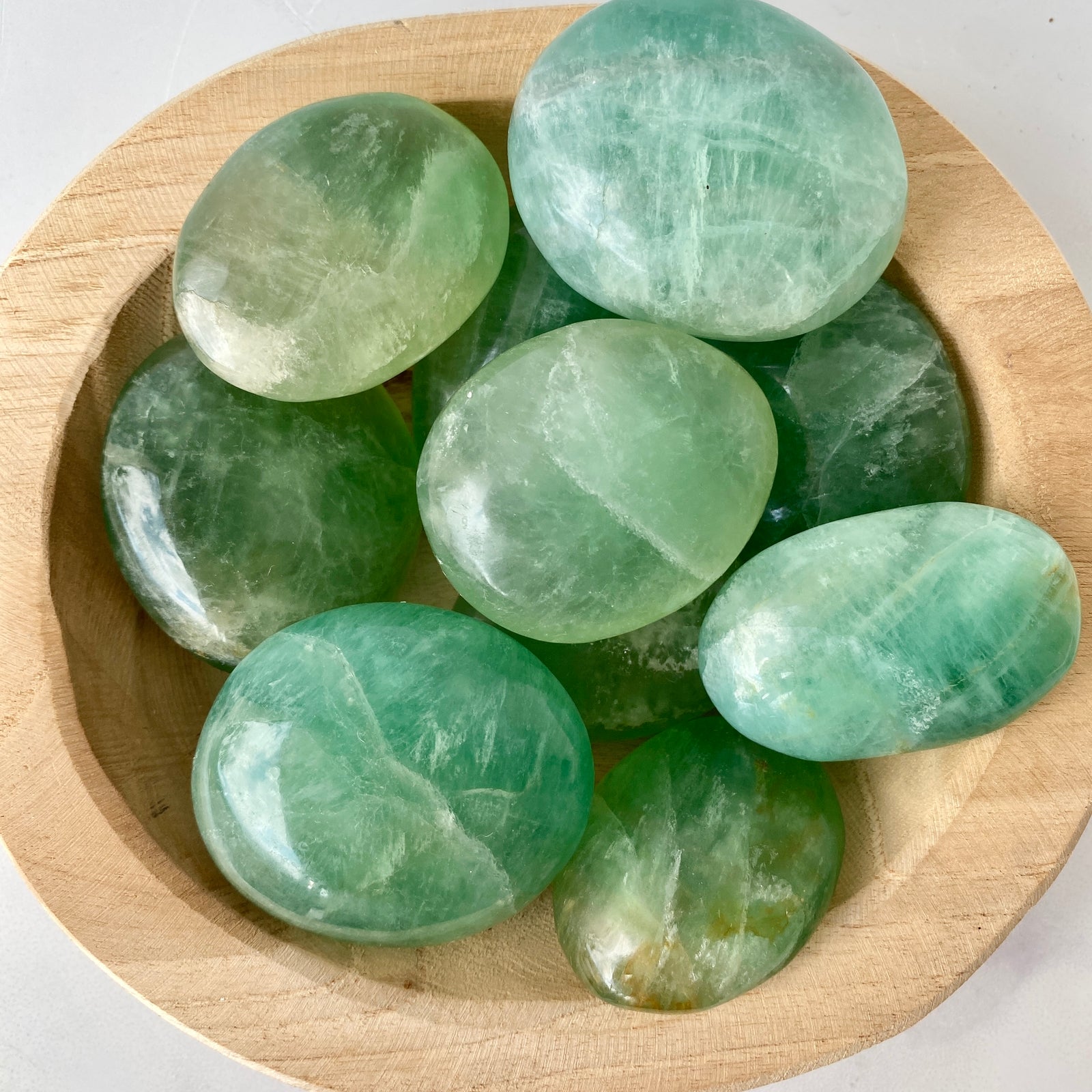 Grüner Fluorit Handschmeichler in einer Dekoschale
