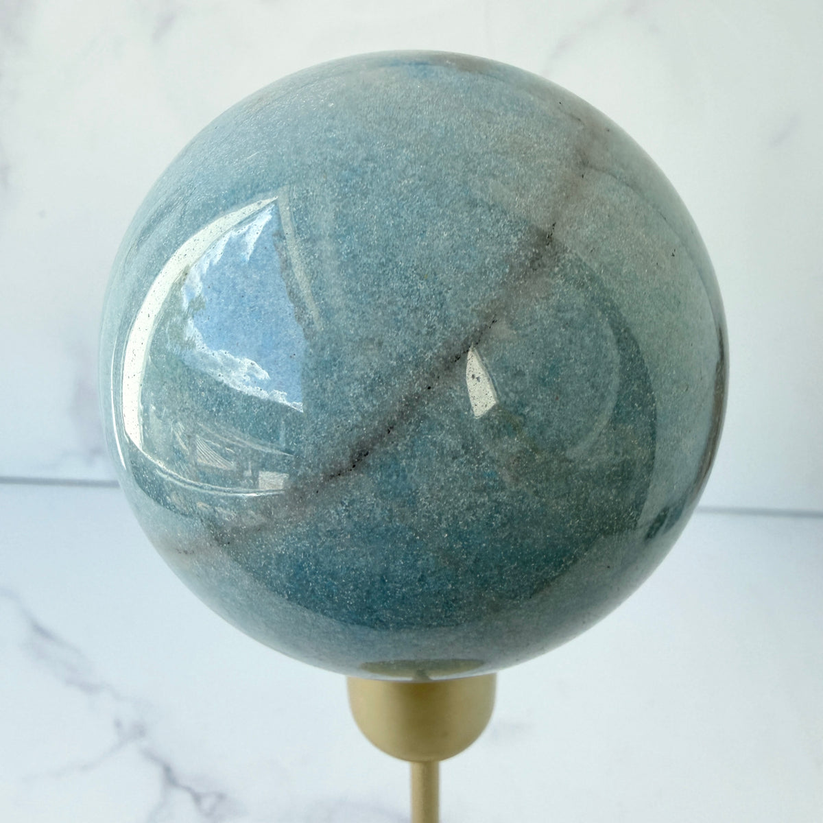 Trolleit Kugel in hellblau, babyblaue Kristallkugel, Einzelstück
