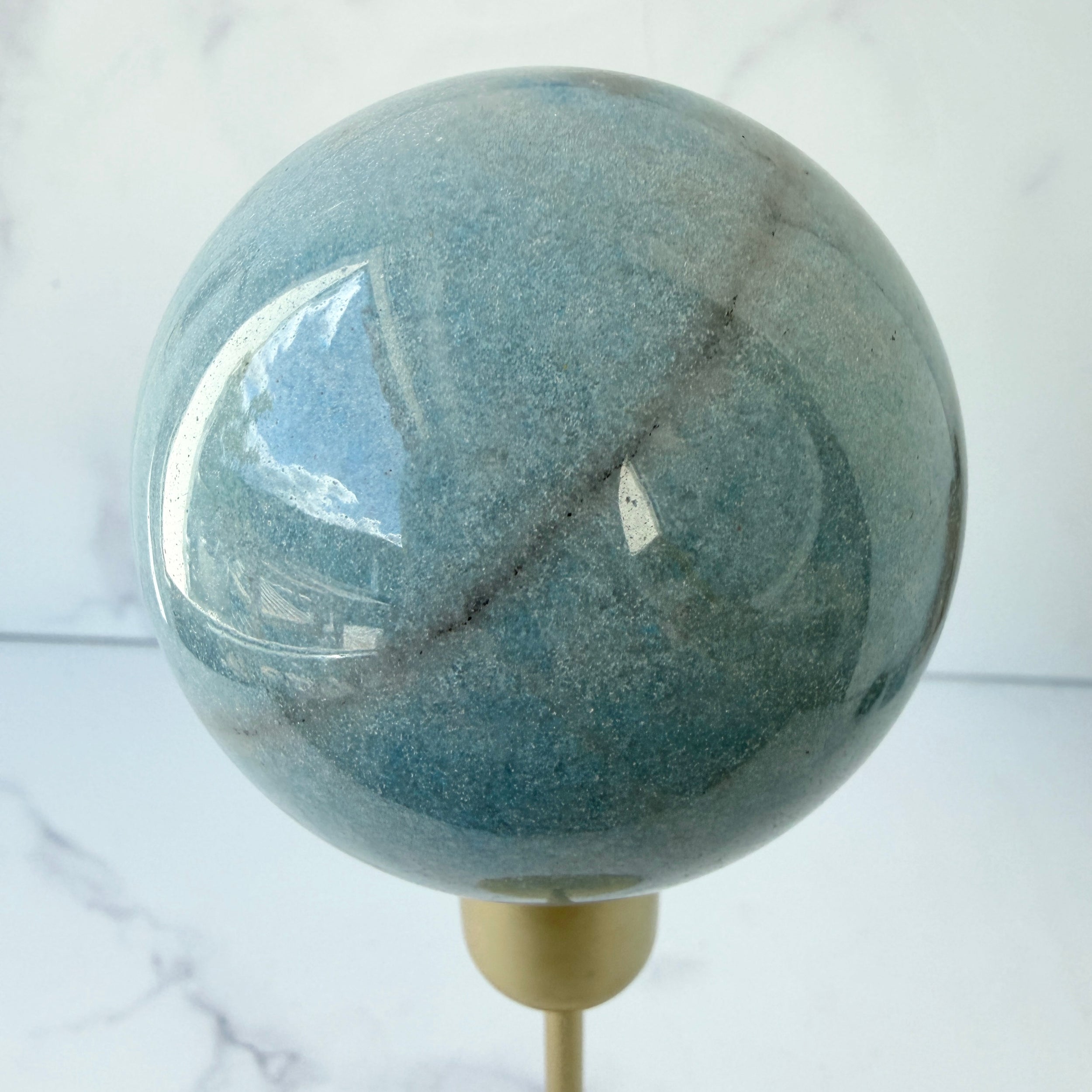 Trolleit Kugel in hellblau, babyblaue Kristallkugel, Einzelstück
