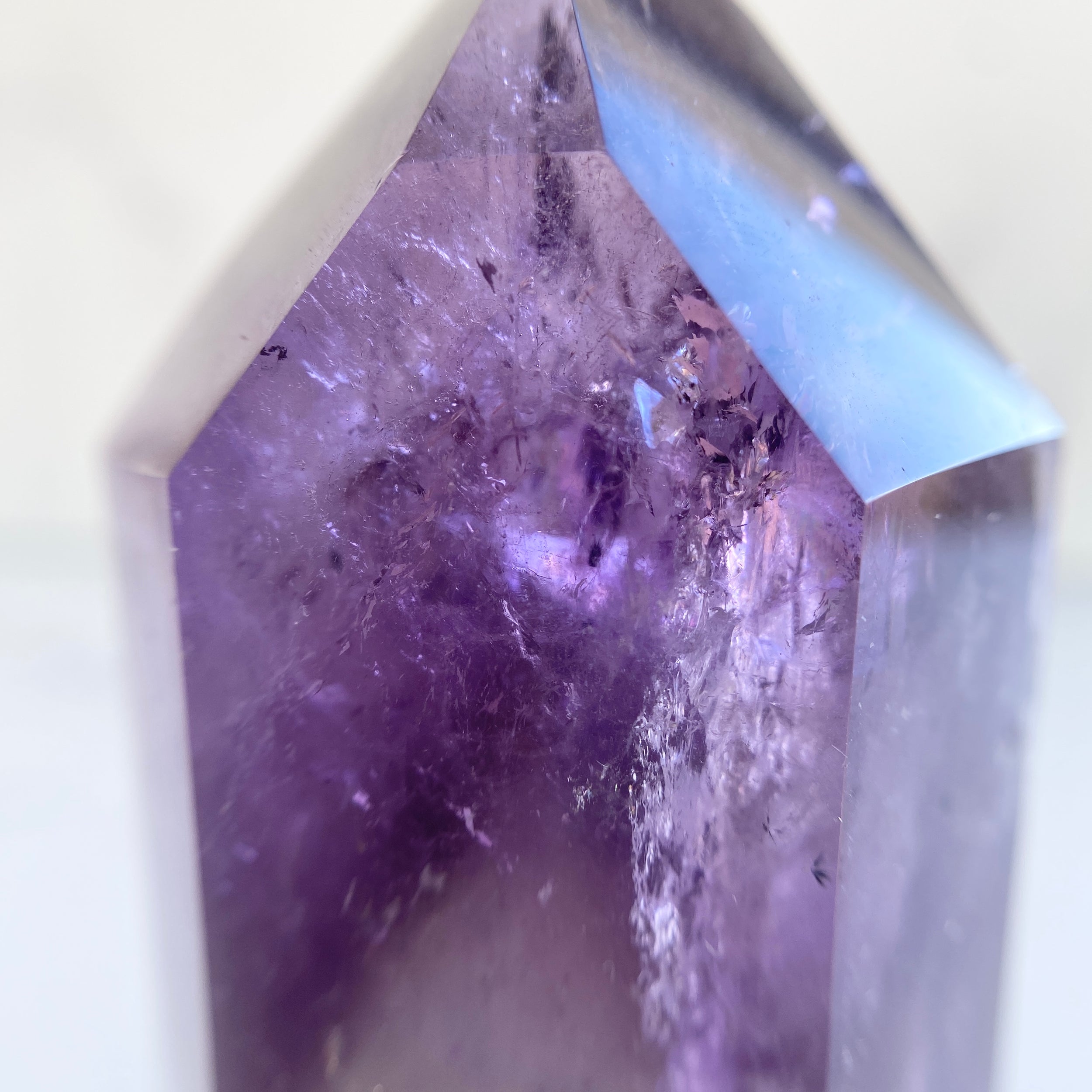 Phantom-Amethyst Turm mit Hollandit