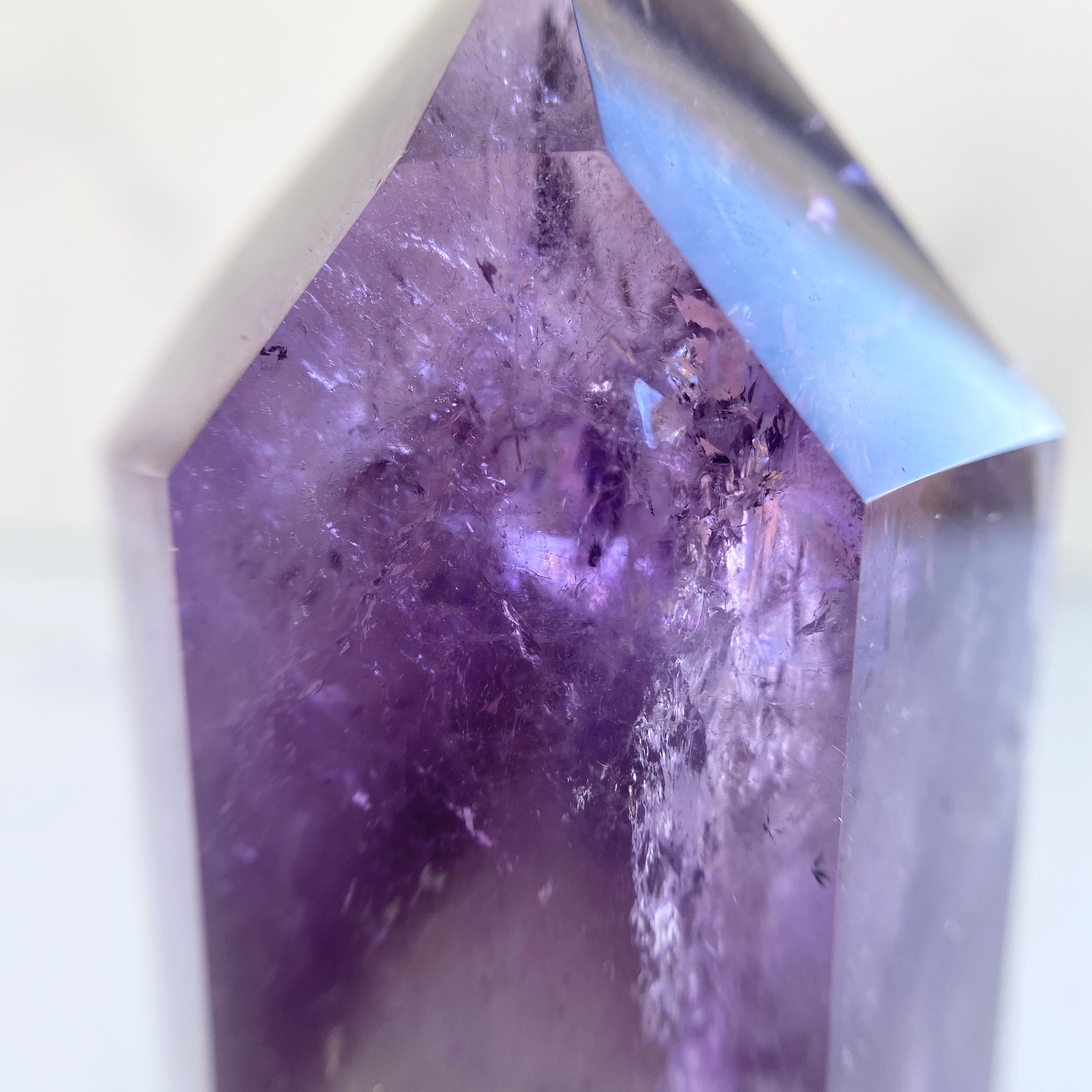 Phantom-Amethyst Turm mit Hollandit