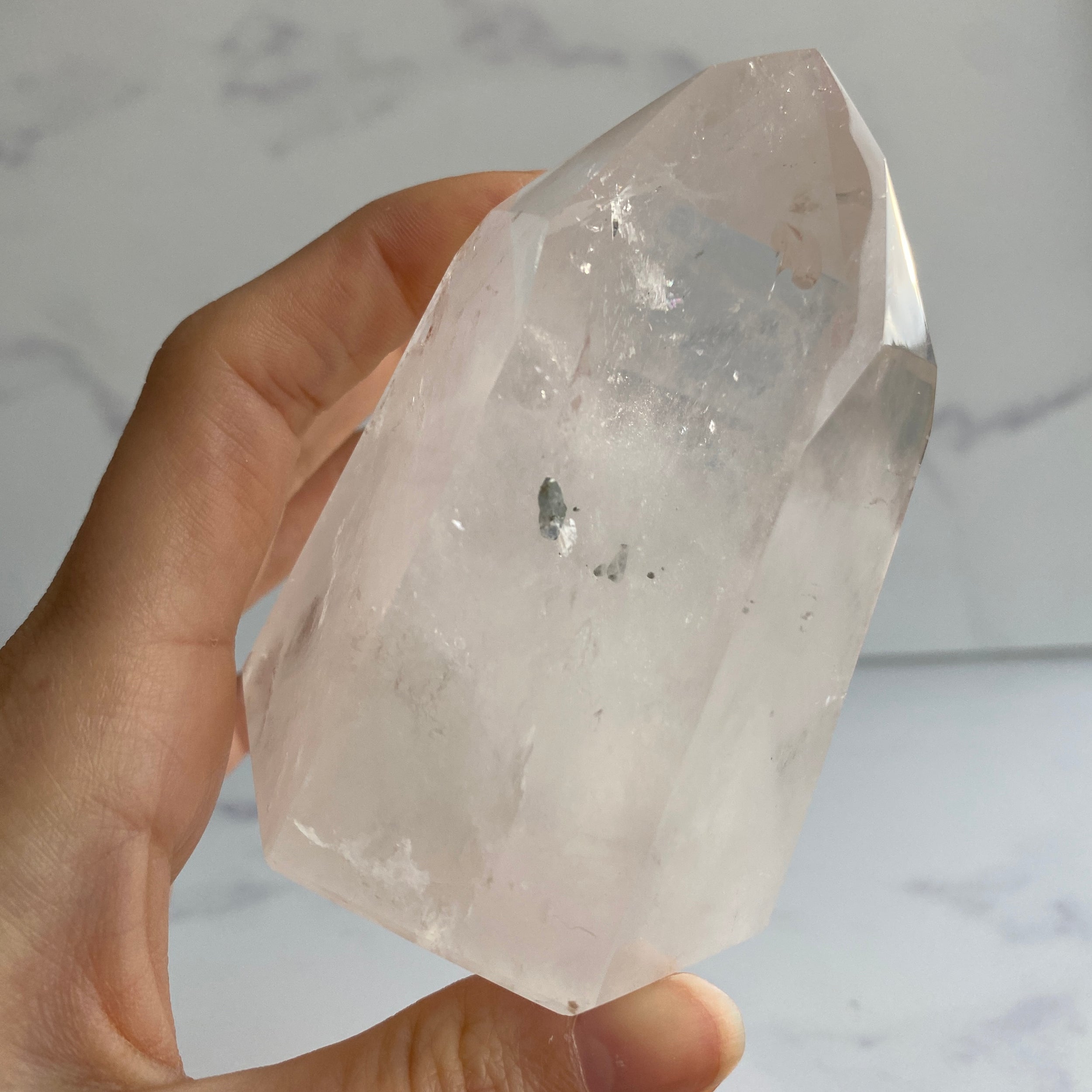 Pyrit in Bergkristall, Pyriteinschluss in Quarz