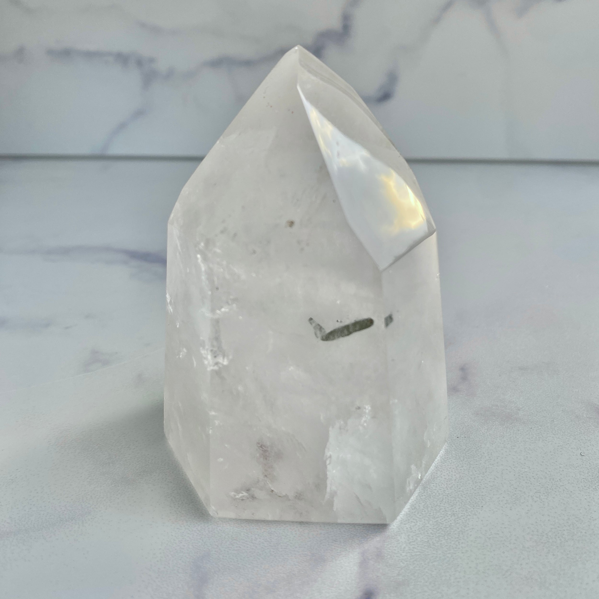 Pyrit in Bergkristall, Pyriteinschluss in Quarz