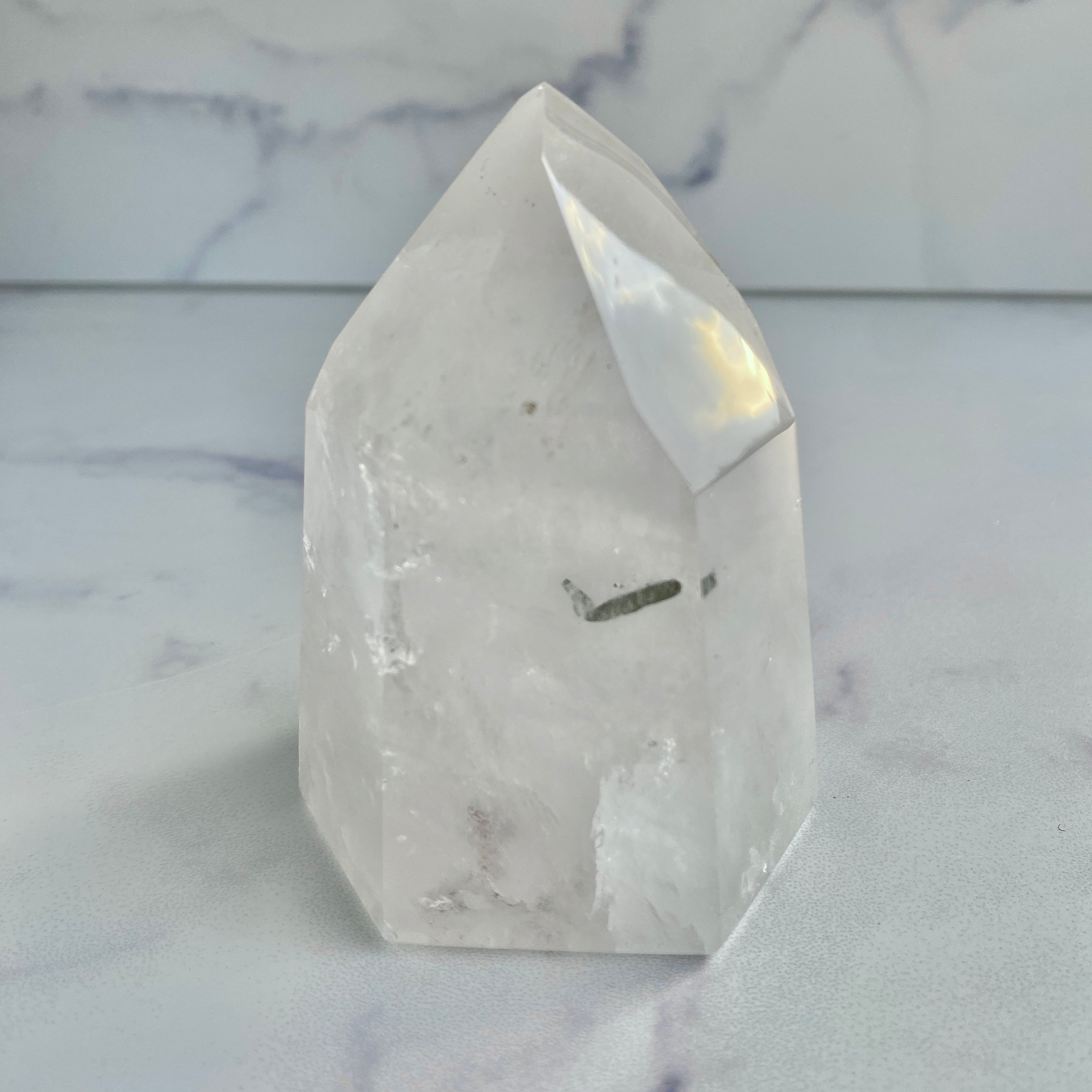 Pyrit in Bergkristall, Pyriteinschluss in Quarz