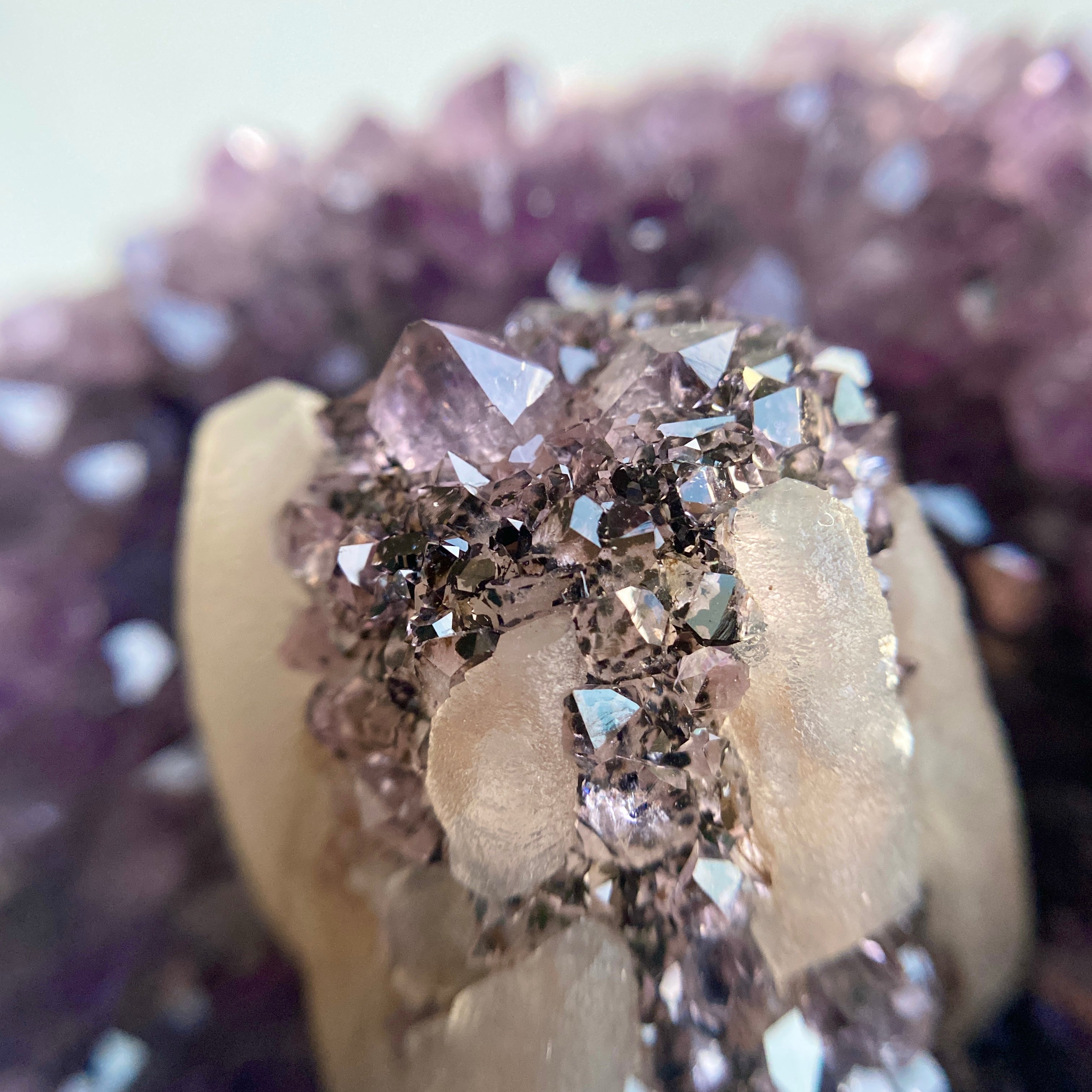 Amethyst Druse mit Calcit auf Ständer