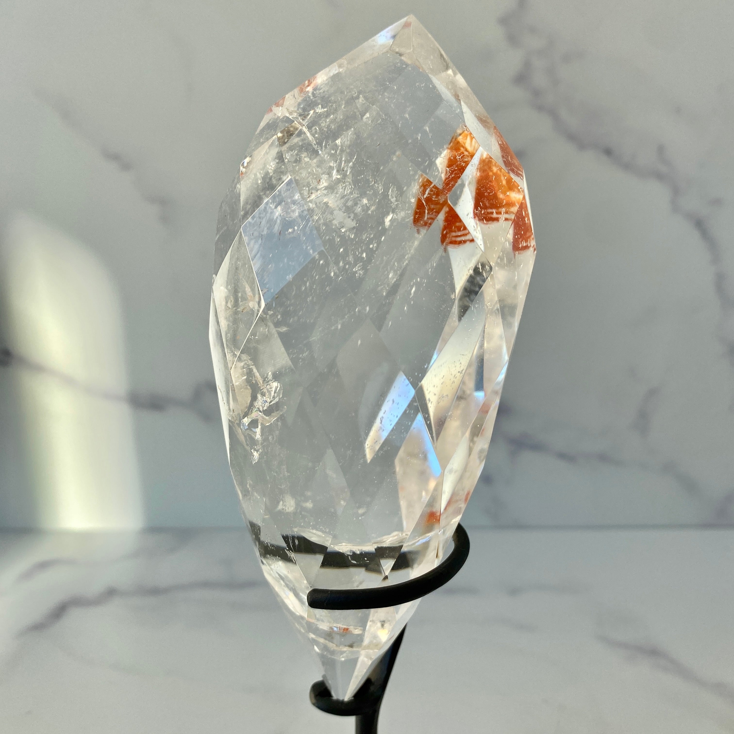 Facettierter Bergkristall mi Hämatit auf Ständer - Produktbild