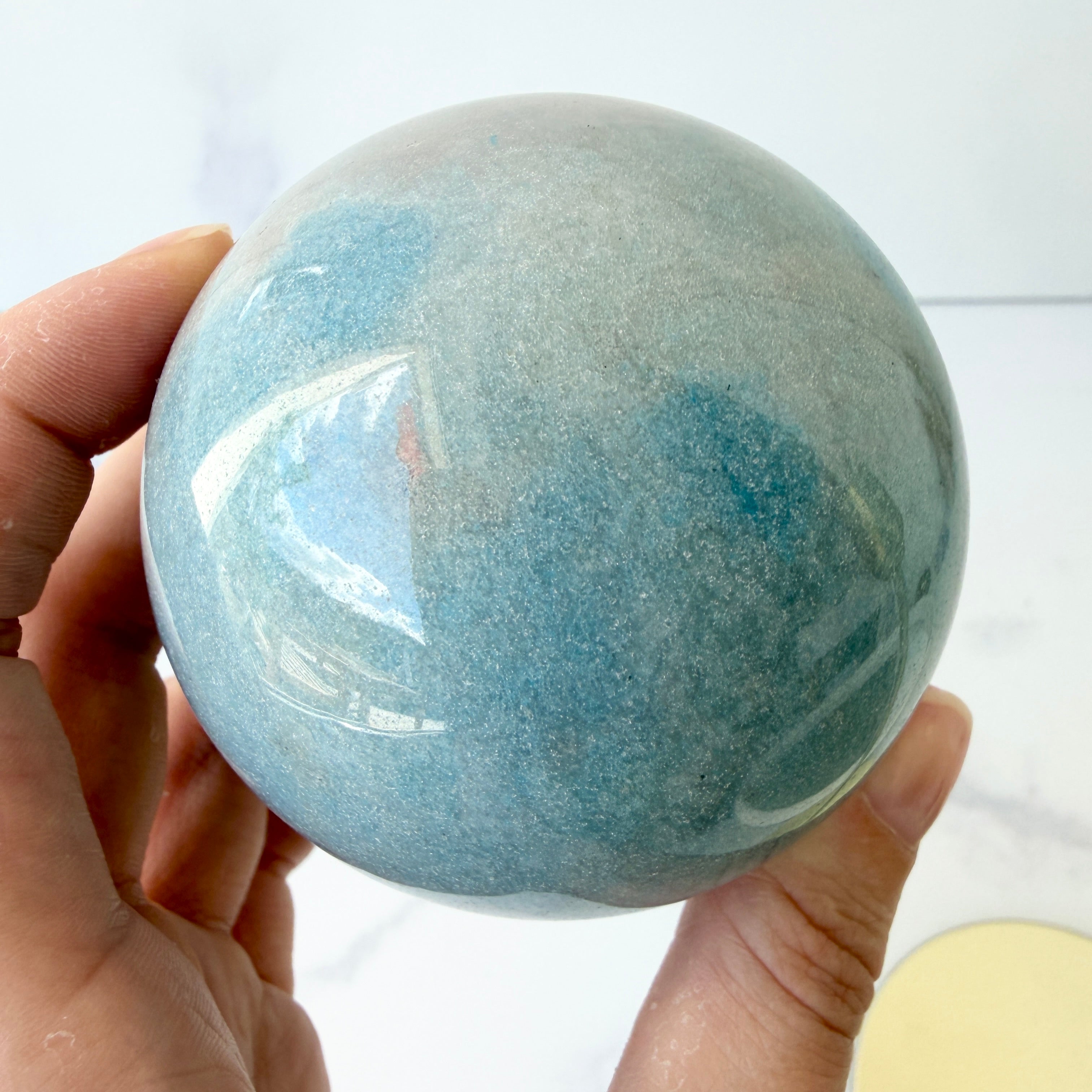 Trolleit Kugel in hellblau, babyblaue Kristallkugel, Einzelstück