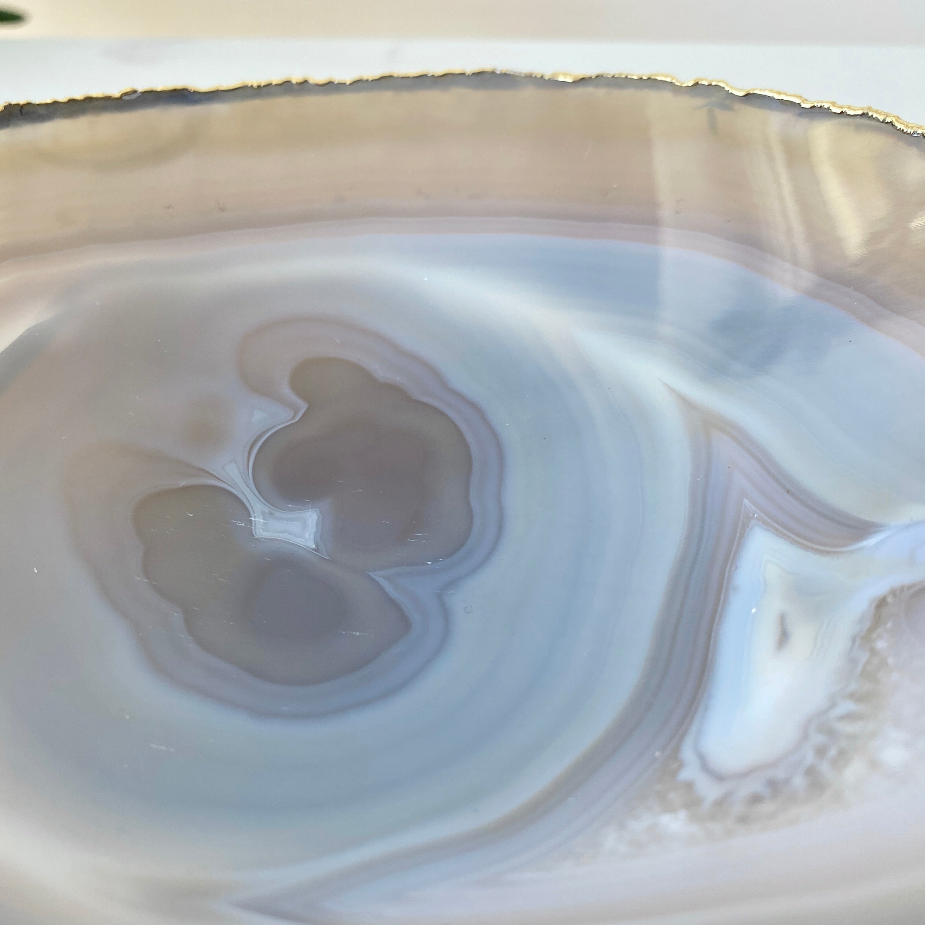 Natursteinschale mit Gold