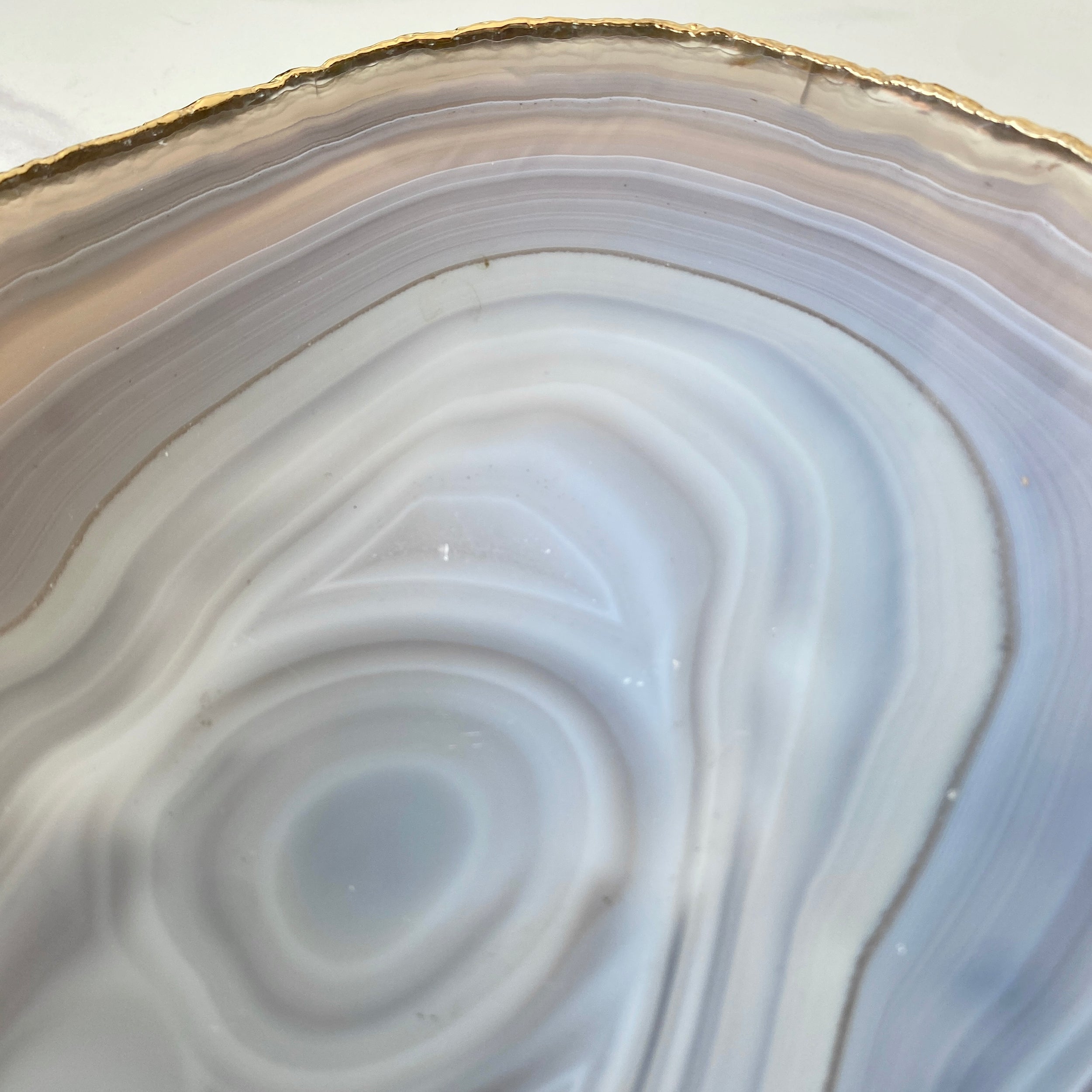 Achatschale mit Goldverzierung