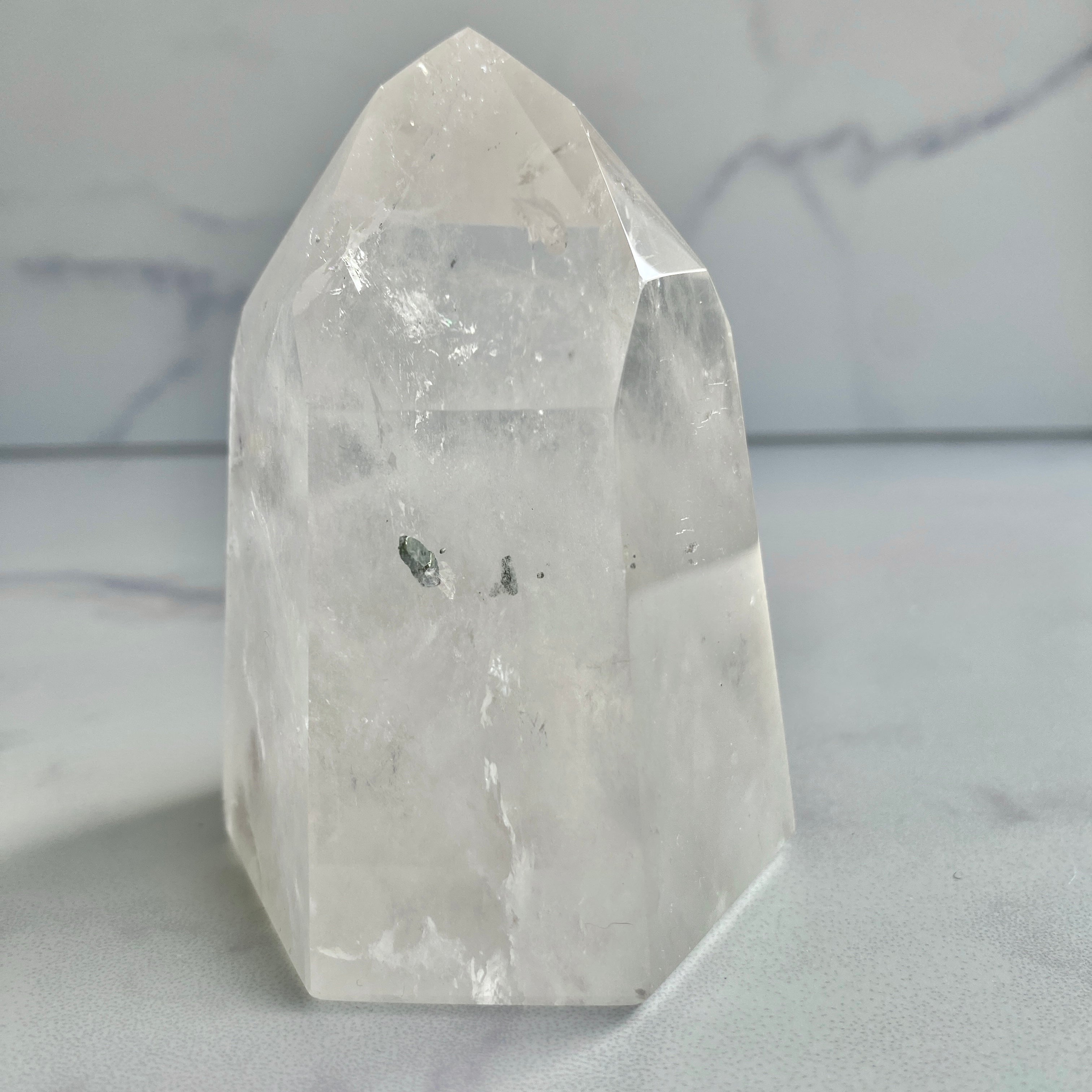 Pyrit in Bergkristall, Pyriteinschluss in Quarz