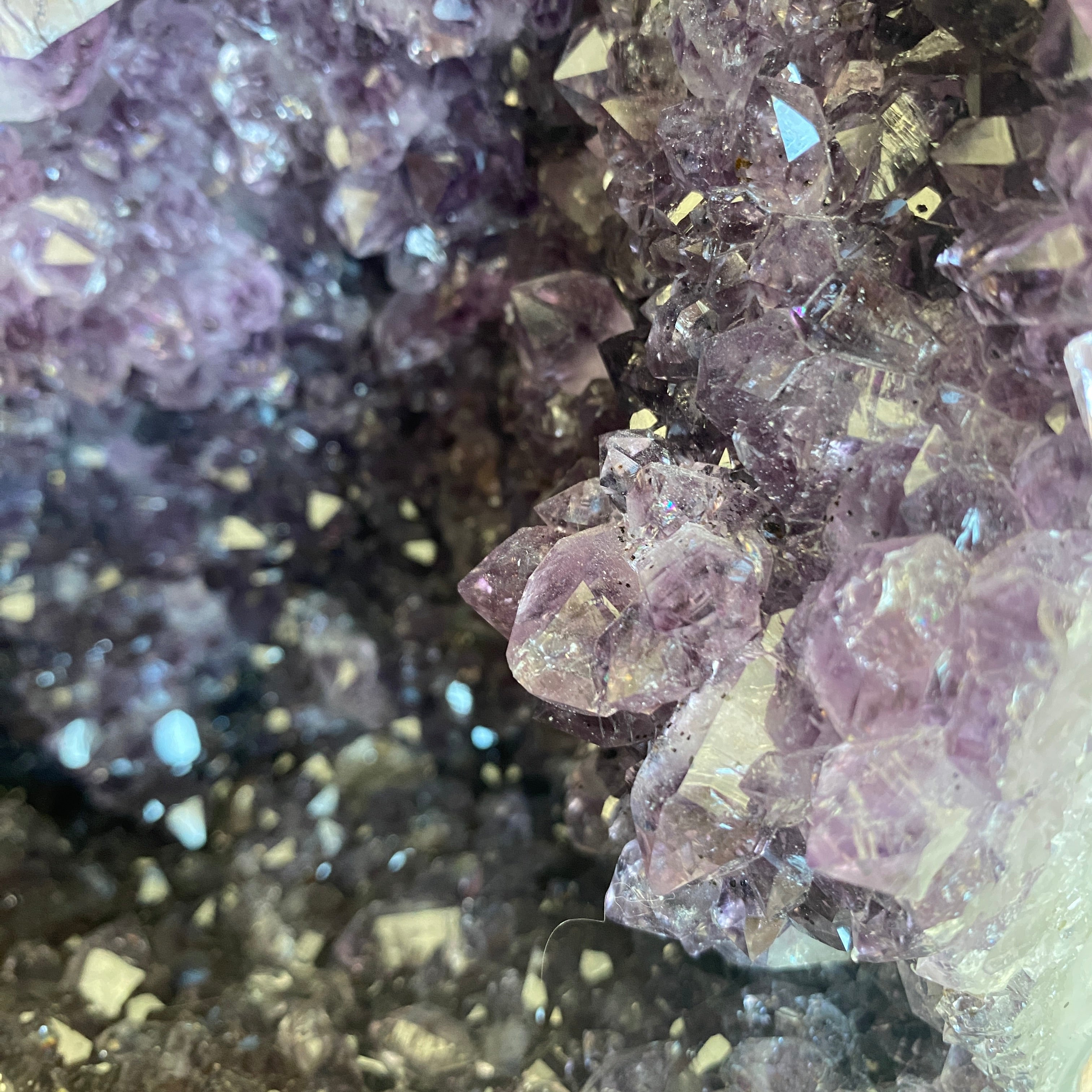Amethyst Druse Cathedral mit Calcit