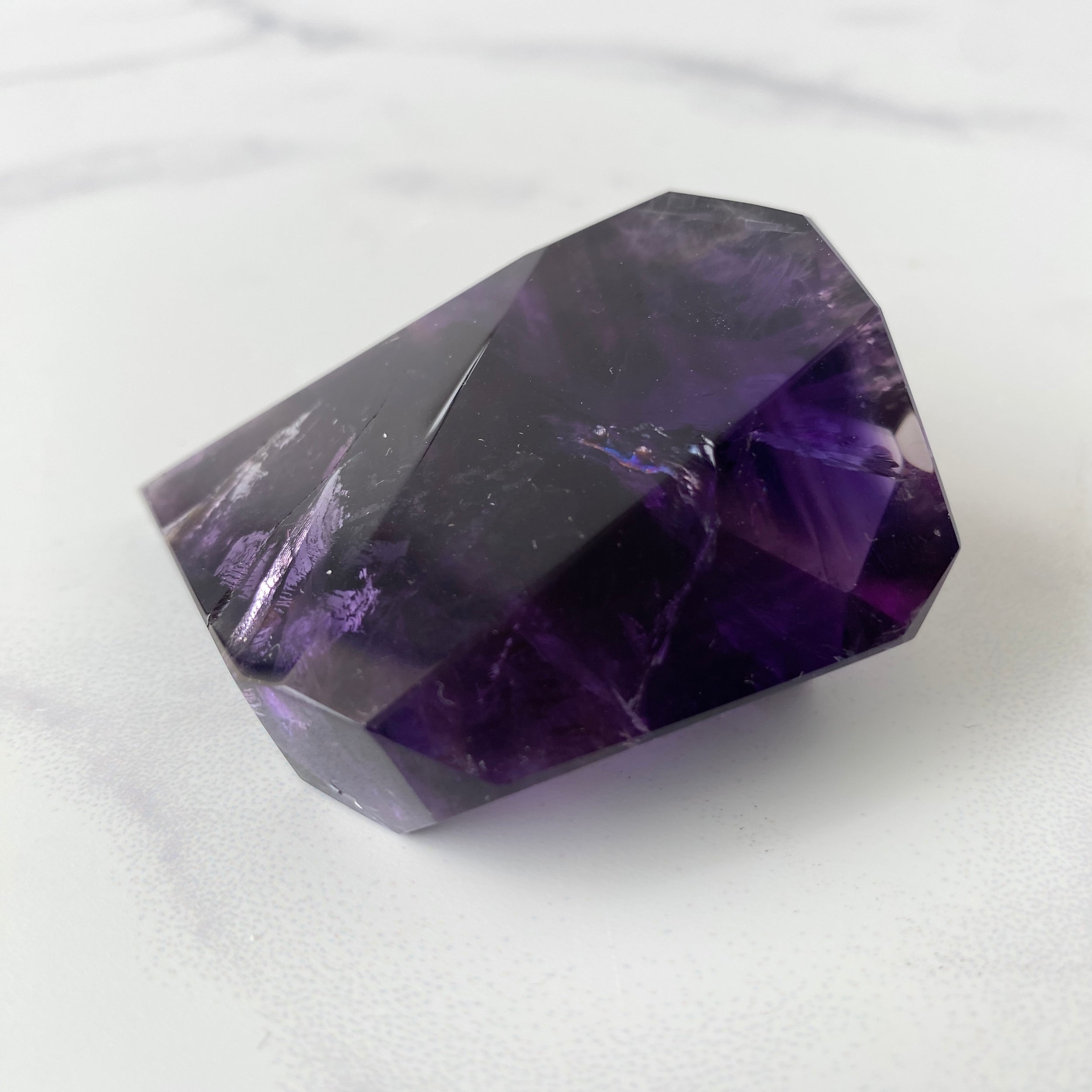 Amethyst Freiform in dunklem Lila