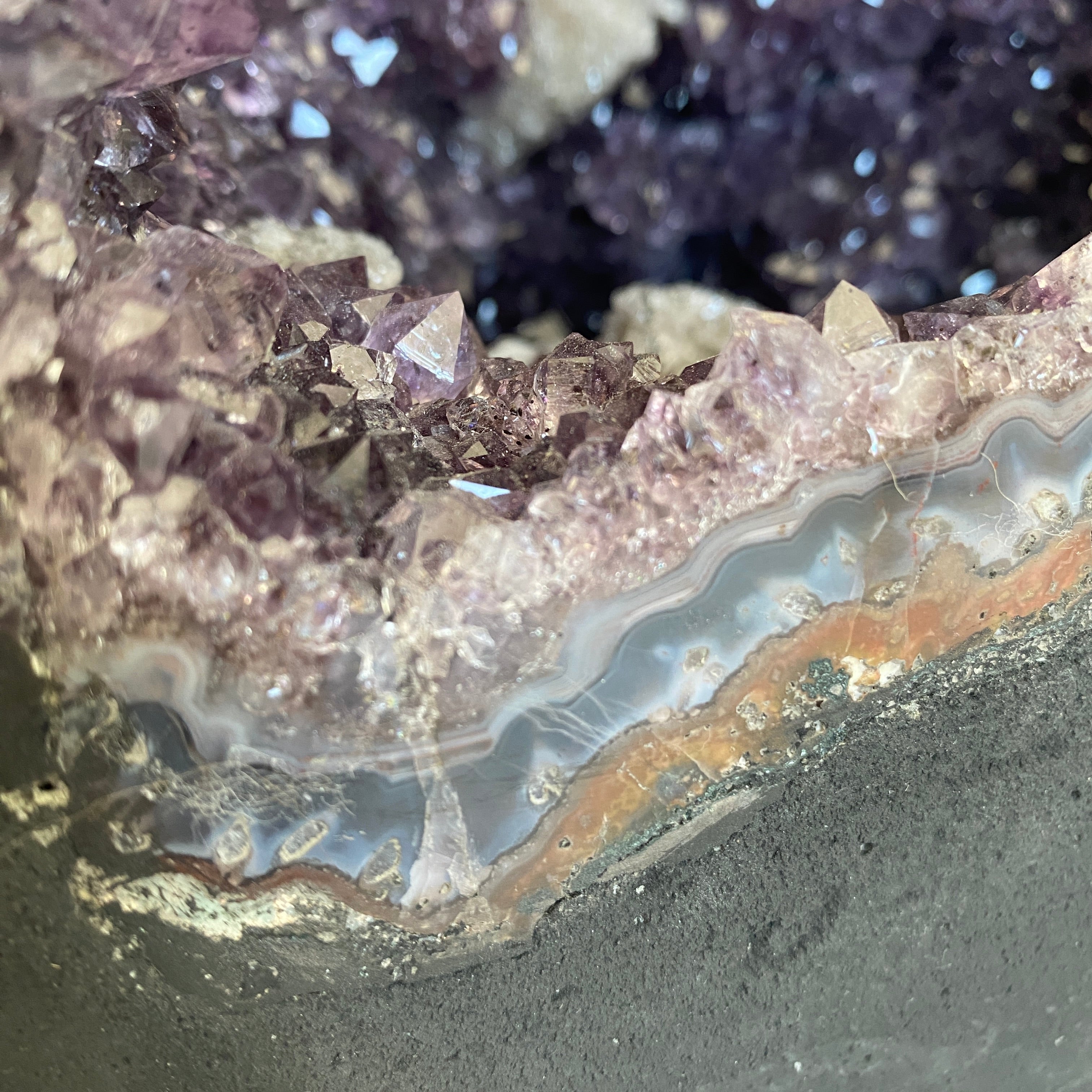 Amethyst Druse Cathedral mit Calcit