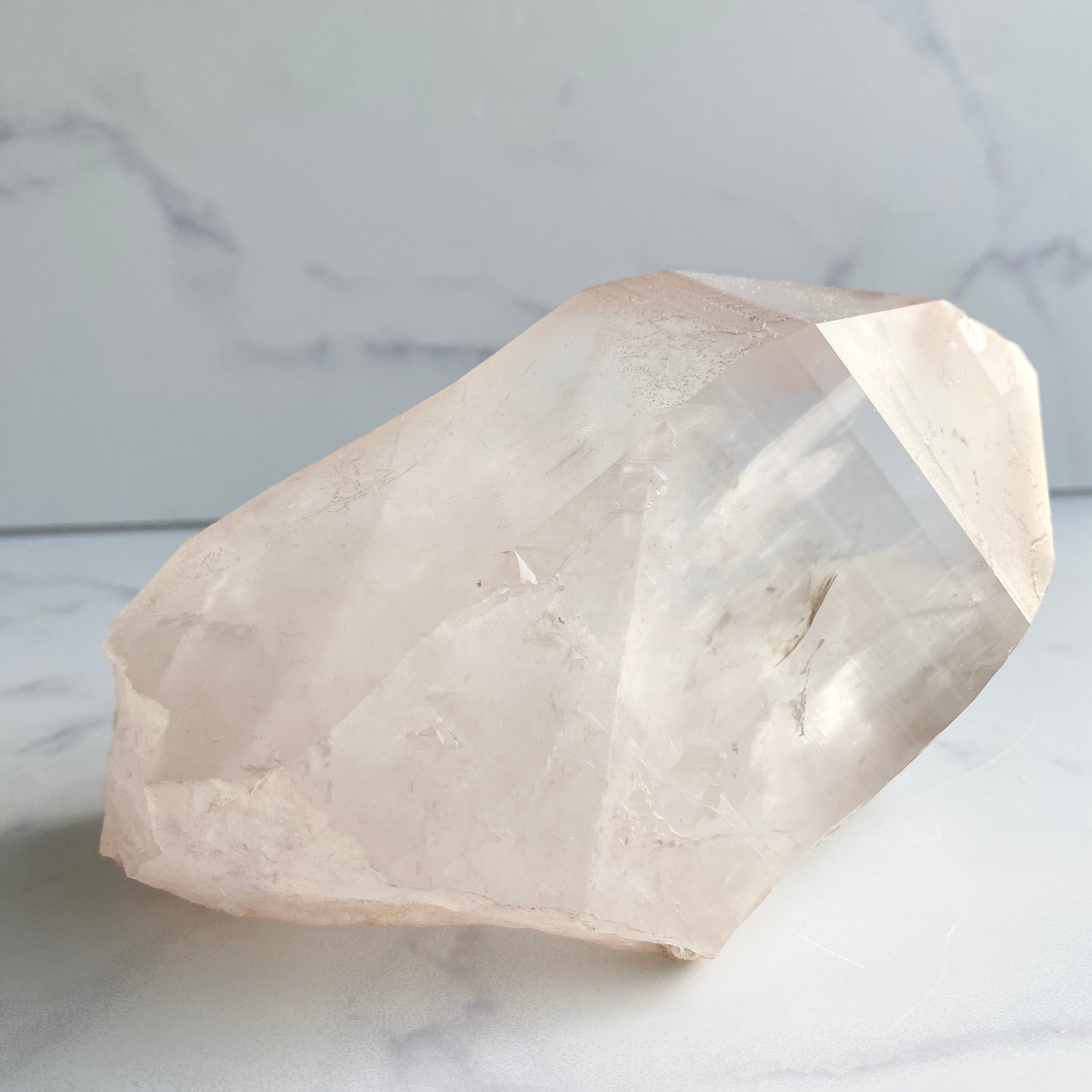 Bergkristall Naturspitze mit rosa Hämatit