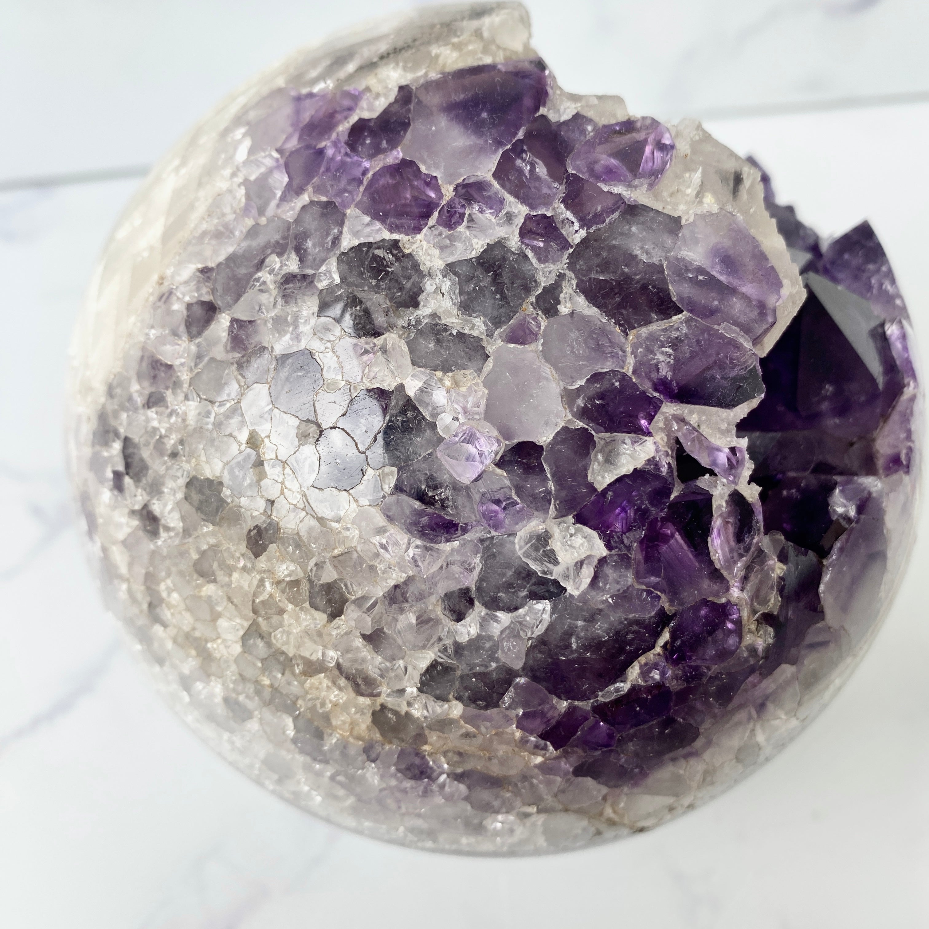 Große 13,5 cm sugar Calcit Amethyst Kugel, beleuchtbar