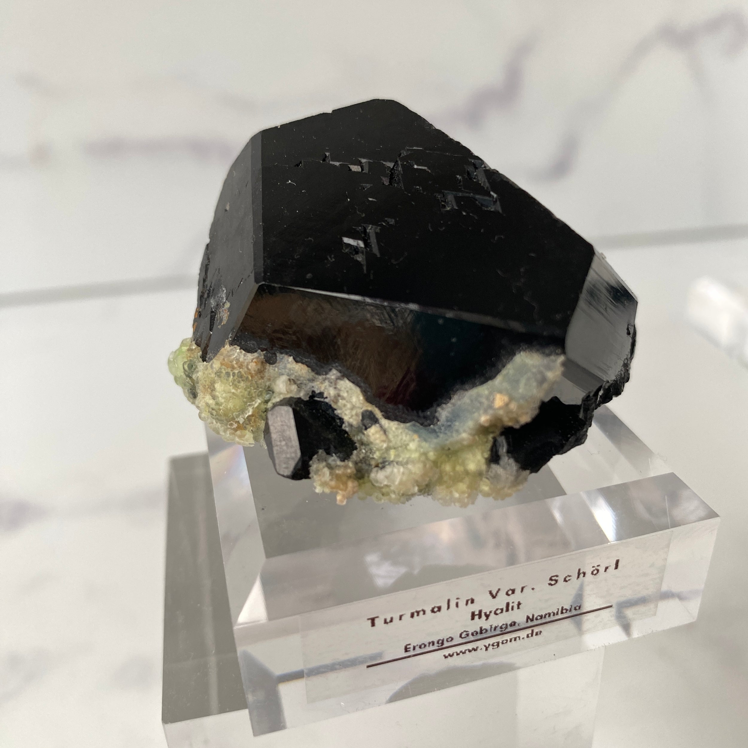 Turmalin (Schörl) mit uv-reaktivem Hyalit