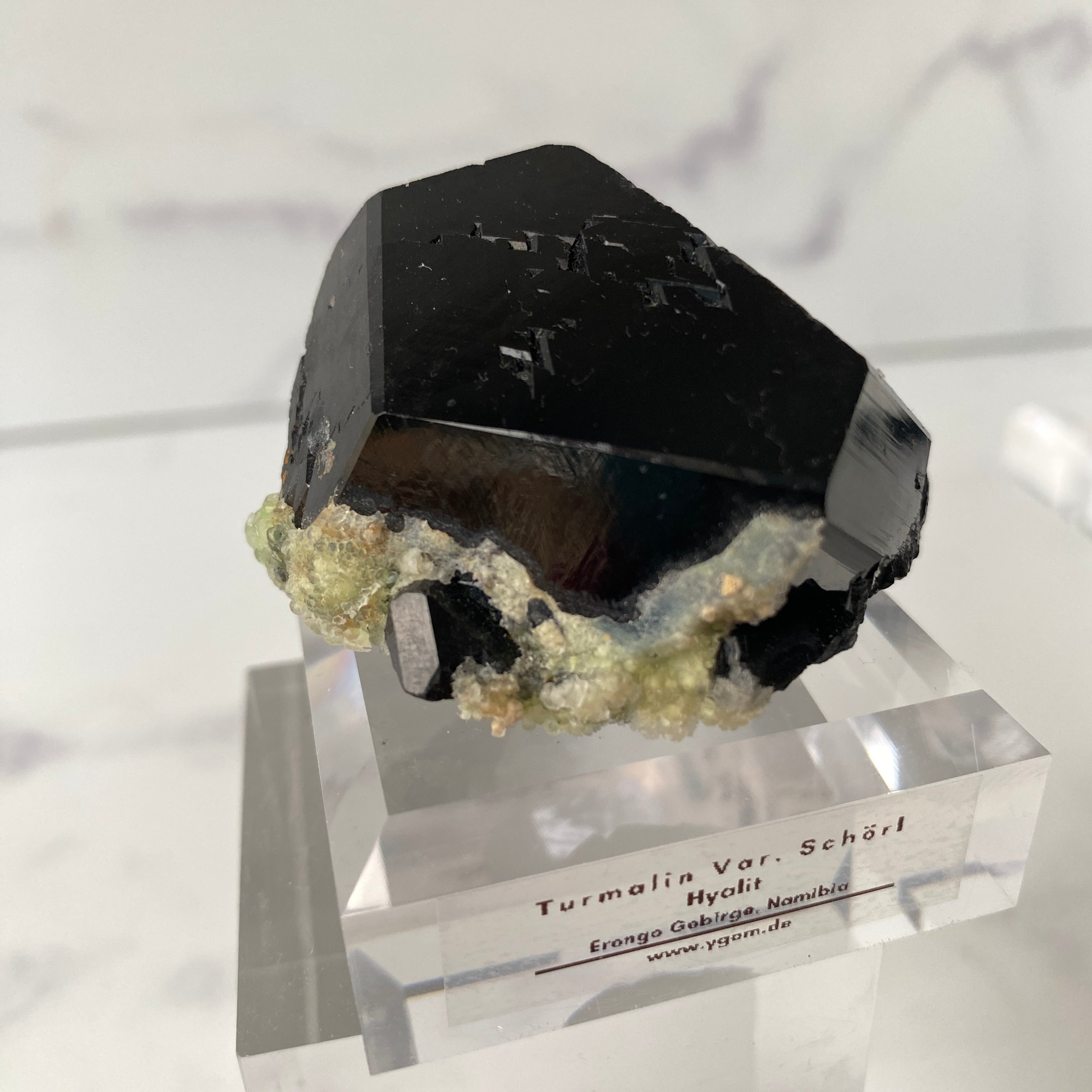 Turmalin (Schörl) mit uv-reaktivem Hyalit
