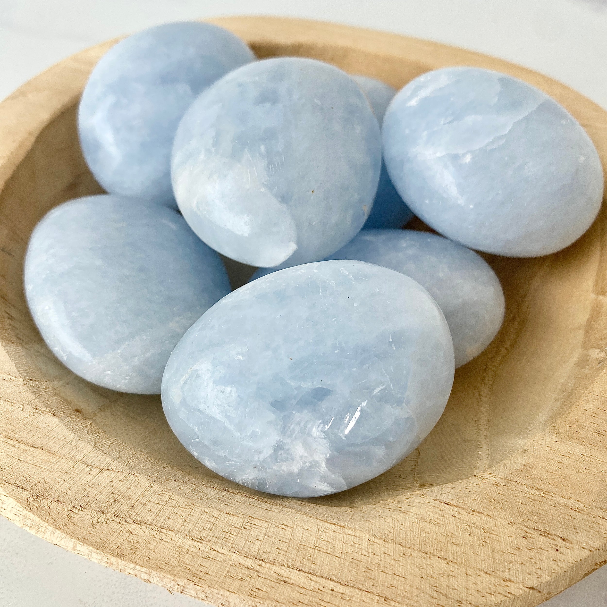 Blauer Calcit Handschmeichler Nahaufnahme