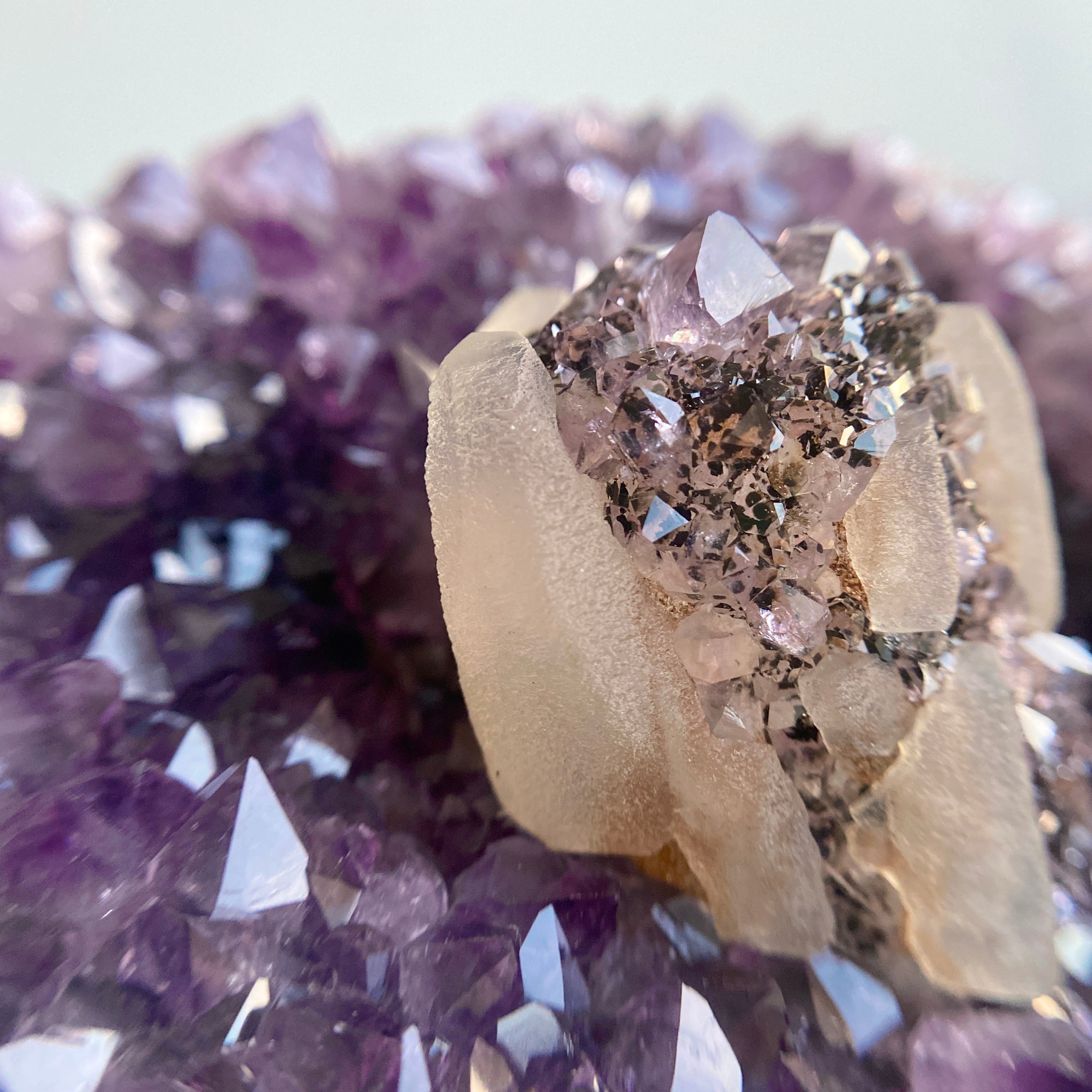 Amethyst Druse mit Calcit auf Ständer