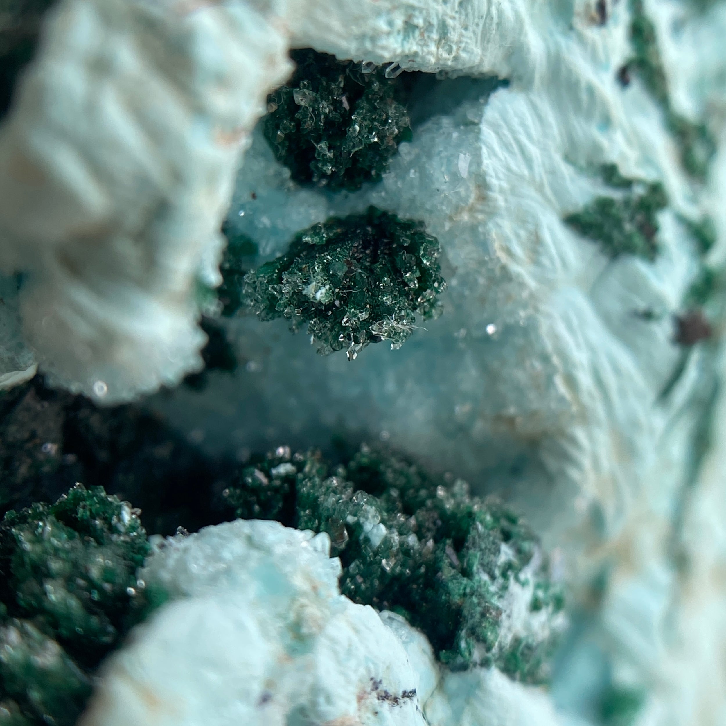 Mikroquarz auf Malachit und Chrysokoll