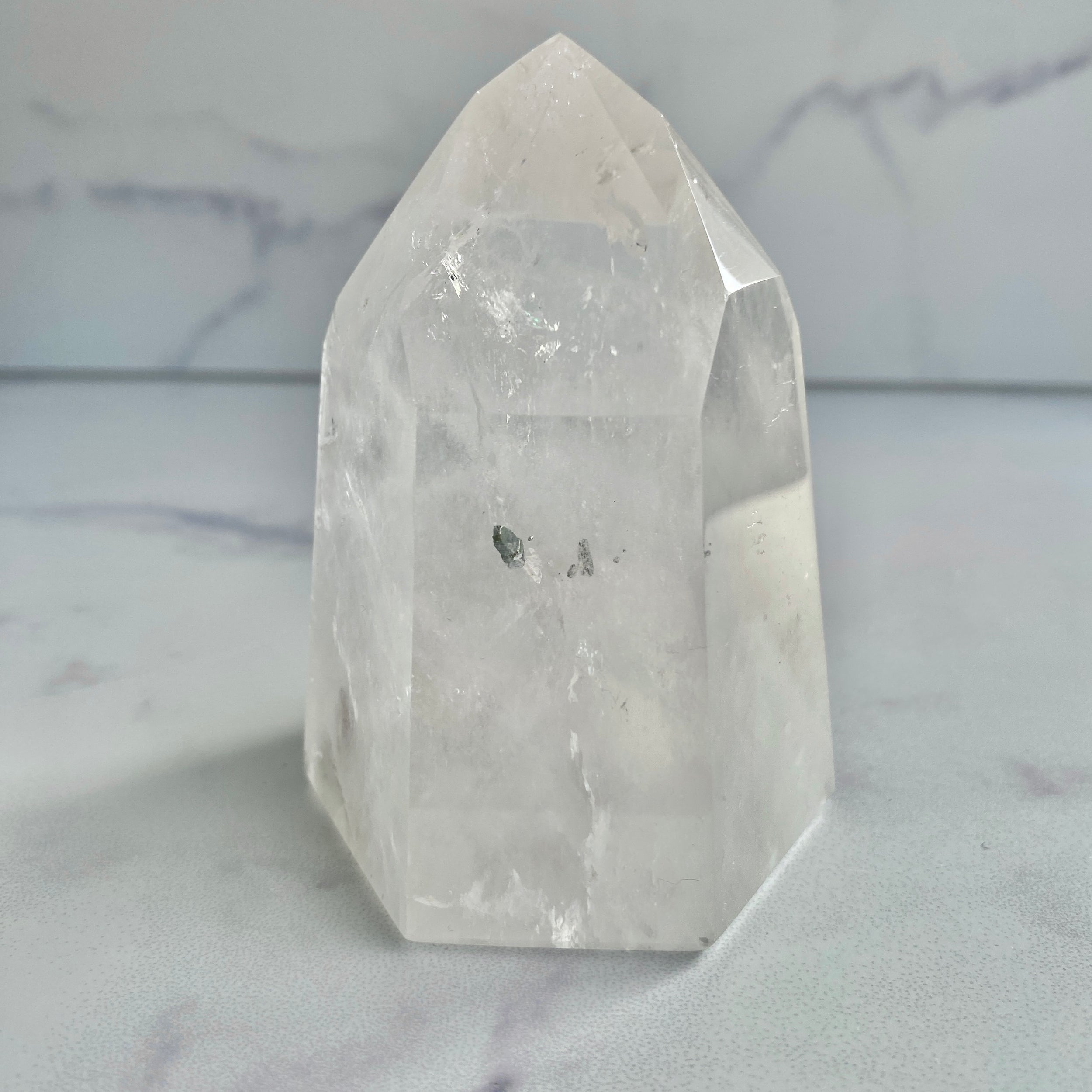 Pyrit in Bergkristall, Pyriteinschluss in Quarz