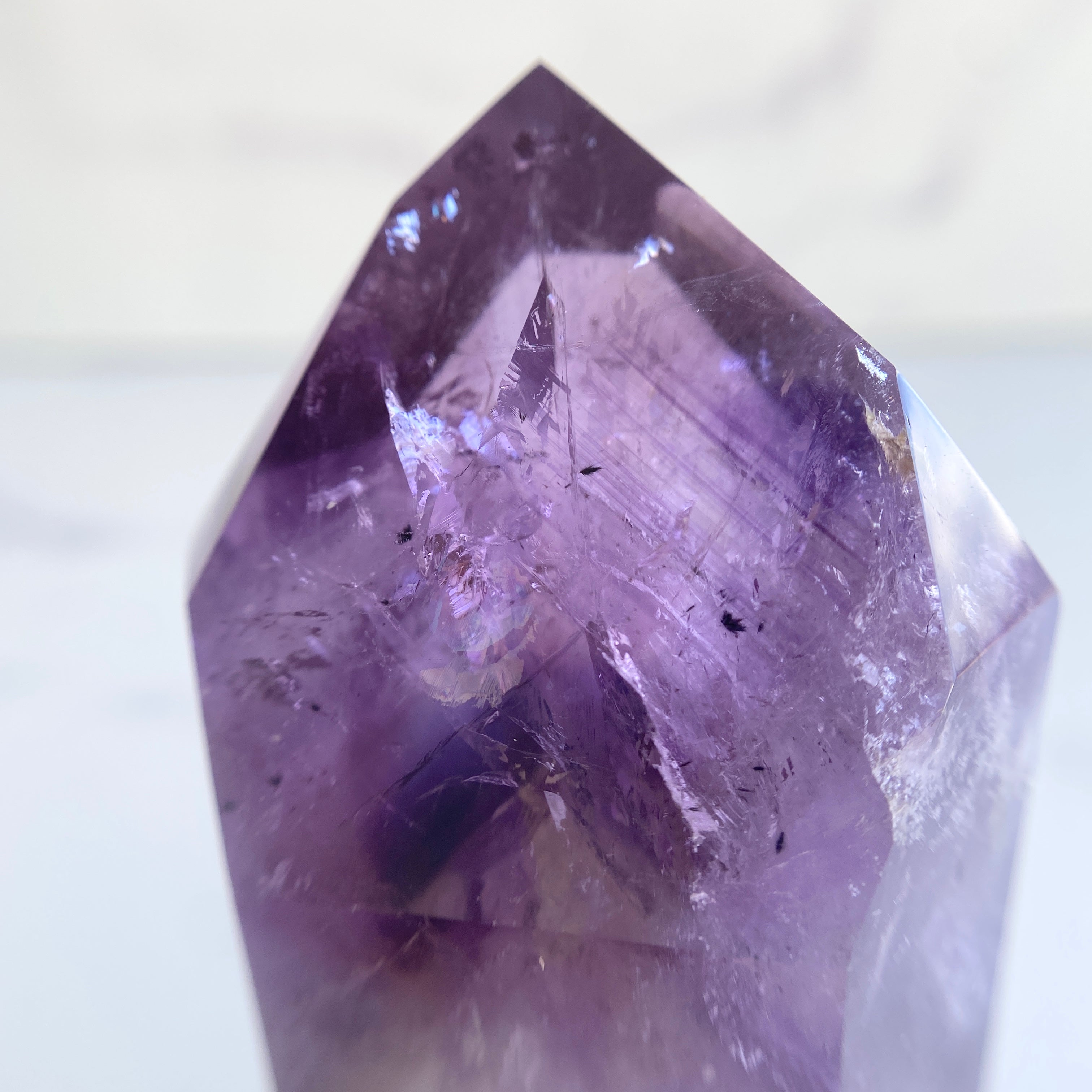 Phantom-Amethyst Turm mit Hollandit