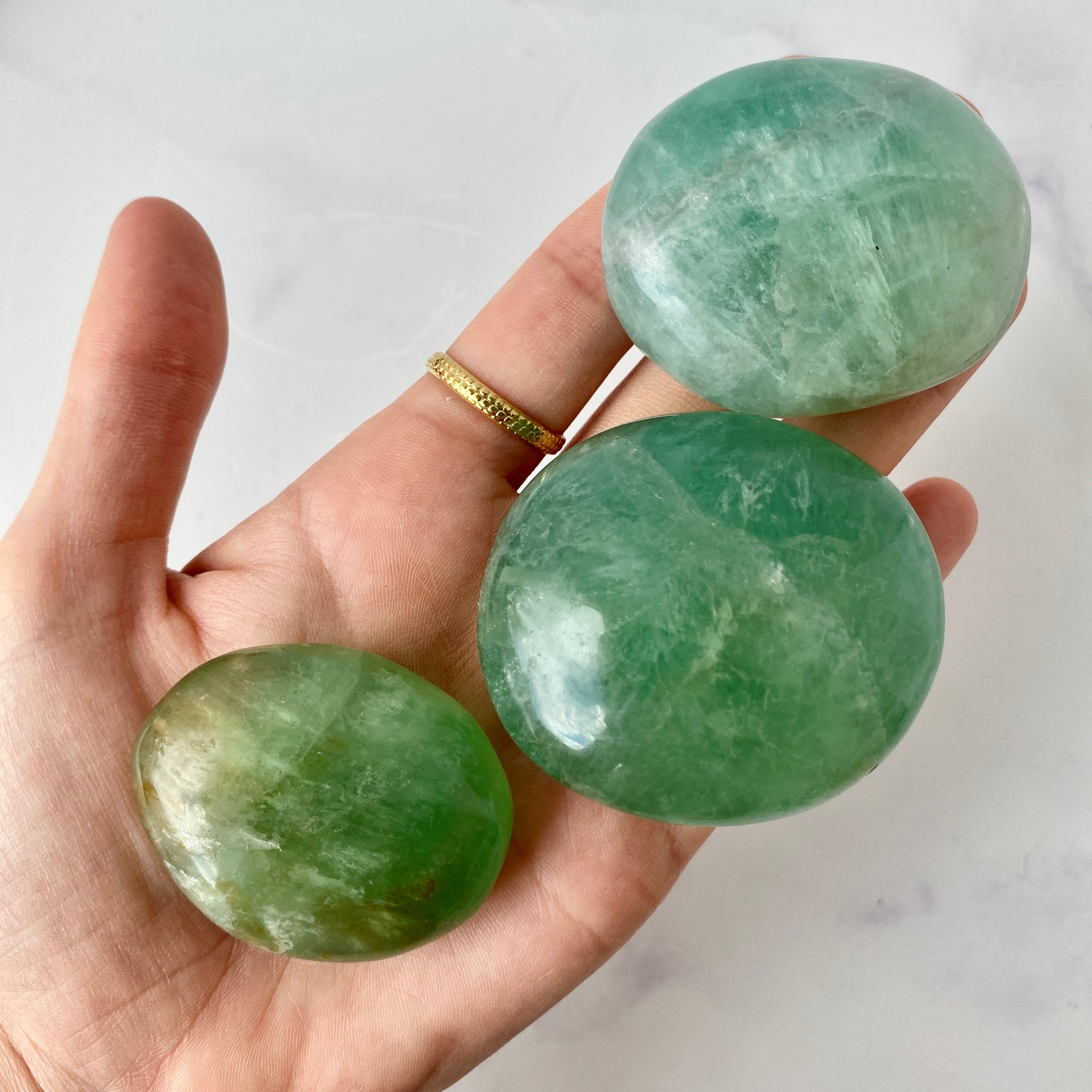 Grüner Fluorit Handschmeichler in einer Hand