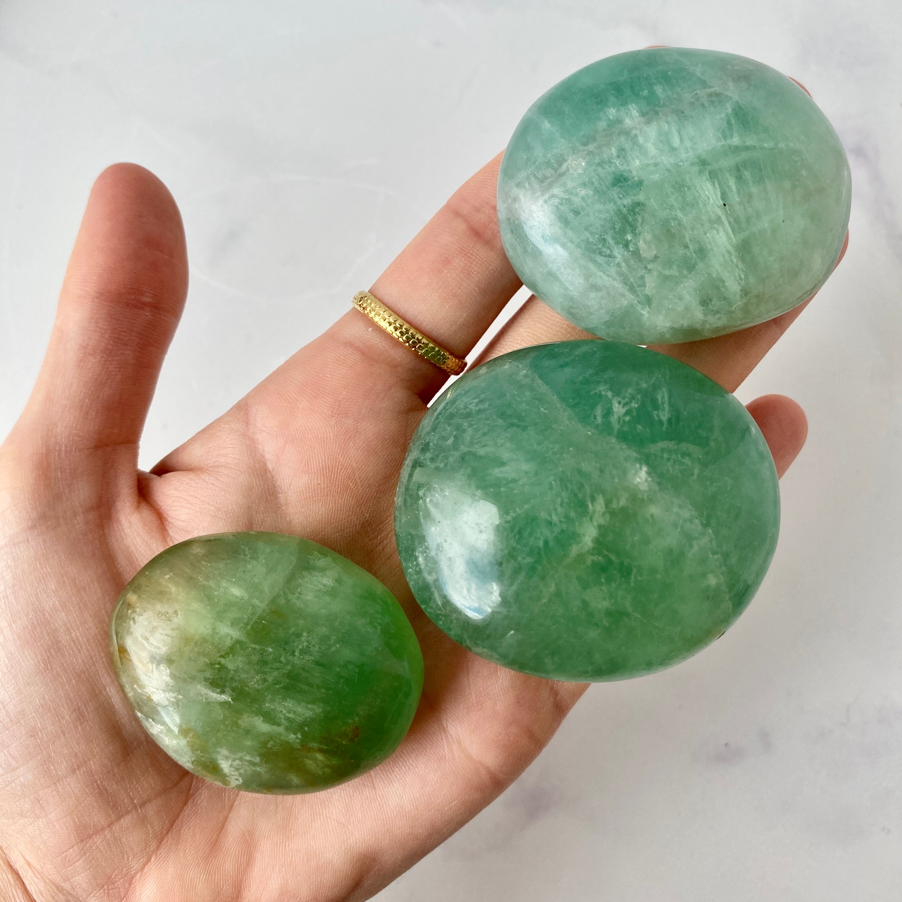 Grüner Fluorit Handschmeichler in einer Hand