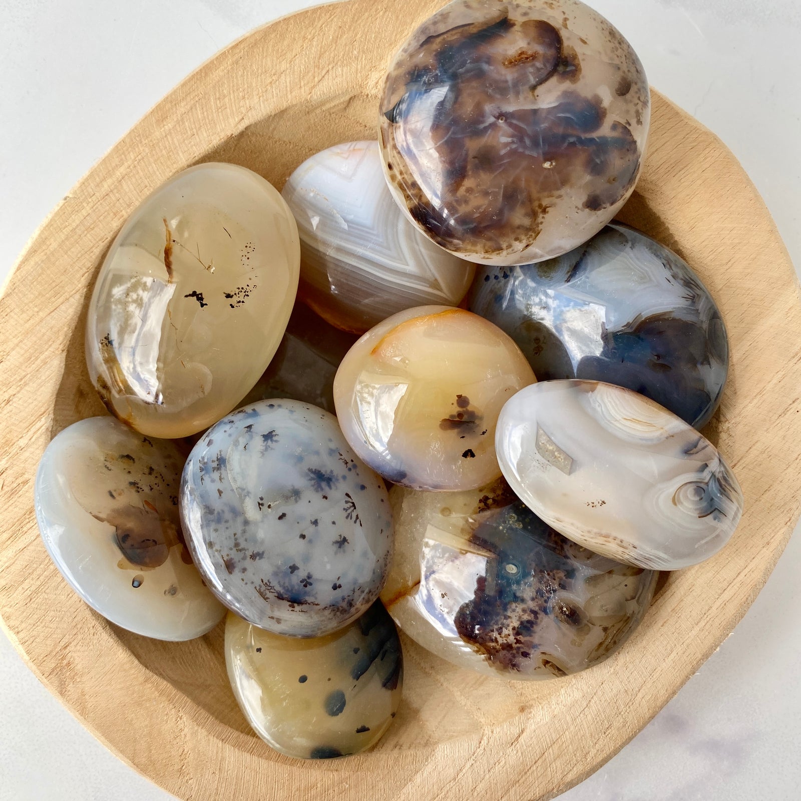 Dendriten Opal Handschmeichler (Dendriten Achat Handschmeichler) in einer Dekoschale
