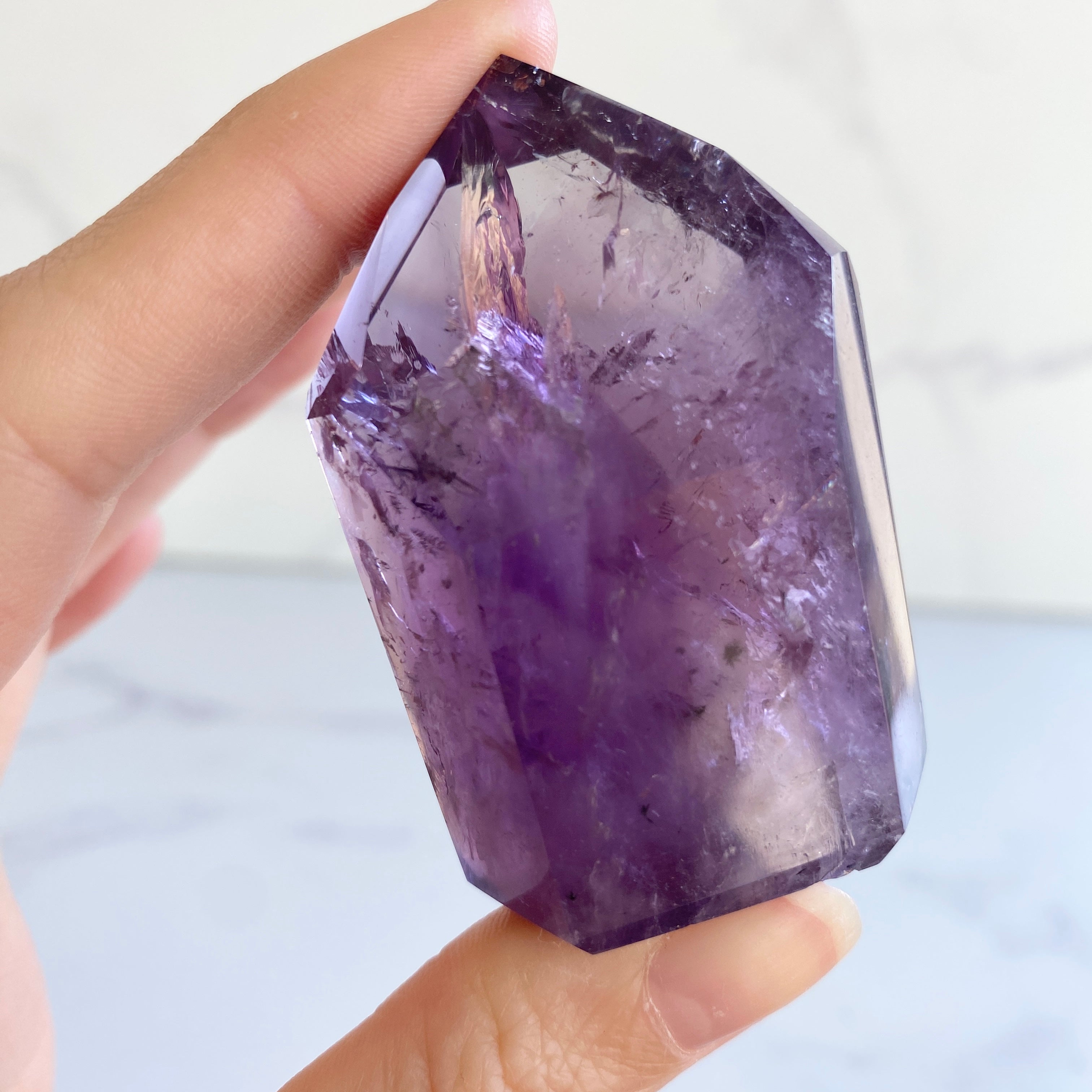 Klarer Amethyst Turm mit Hollanditeinschlüssen