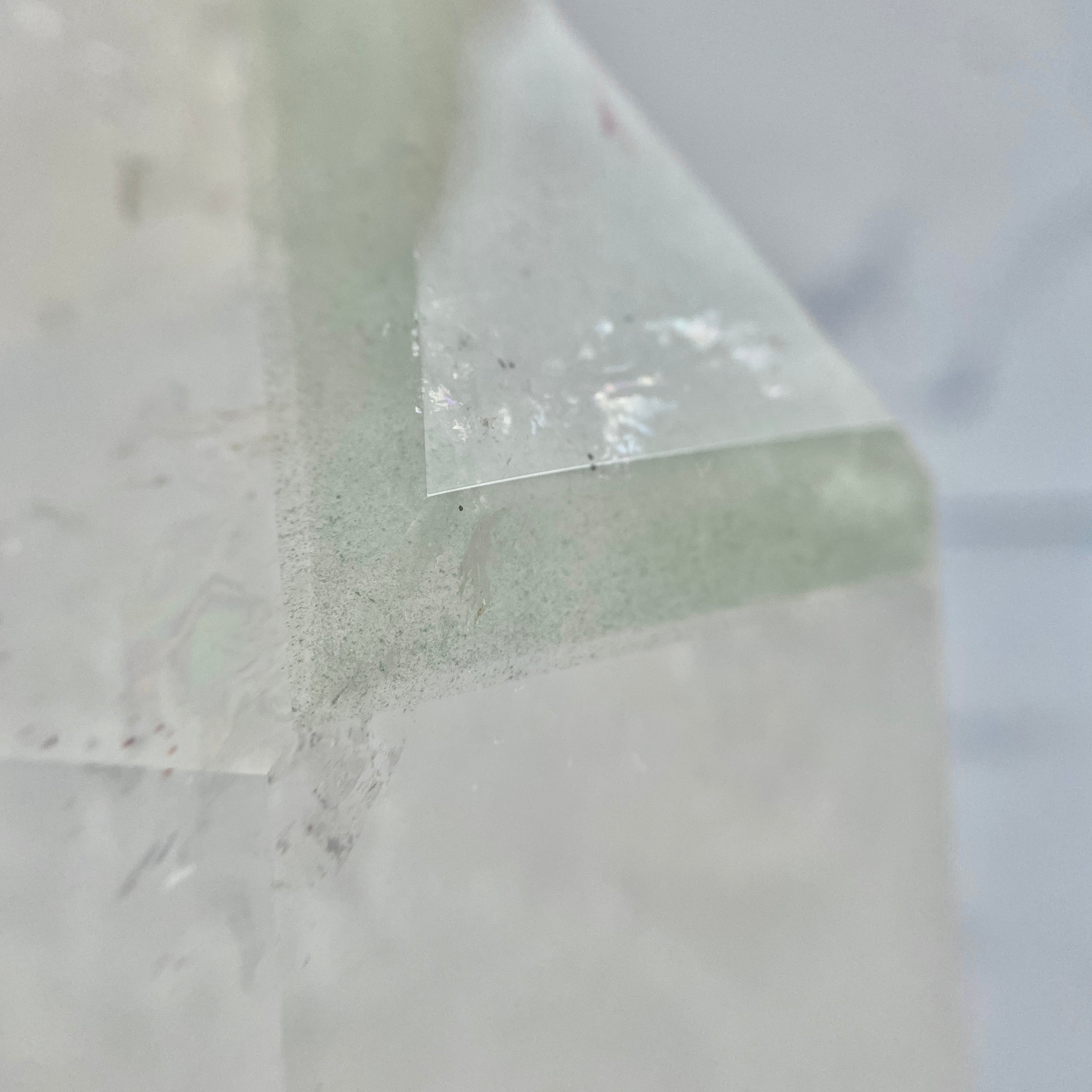 Bergkristall Turm mit grünen Chloritphantomen