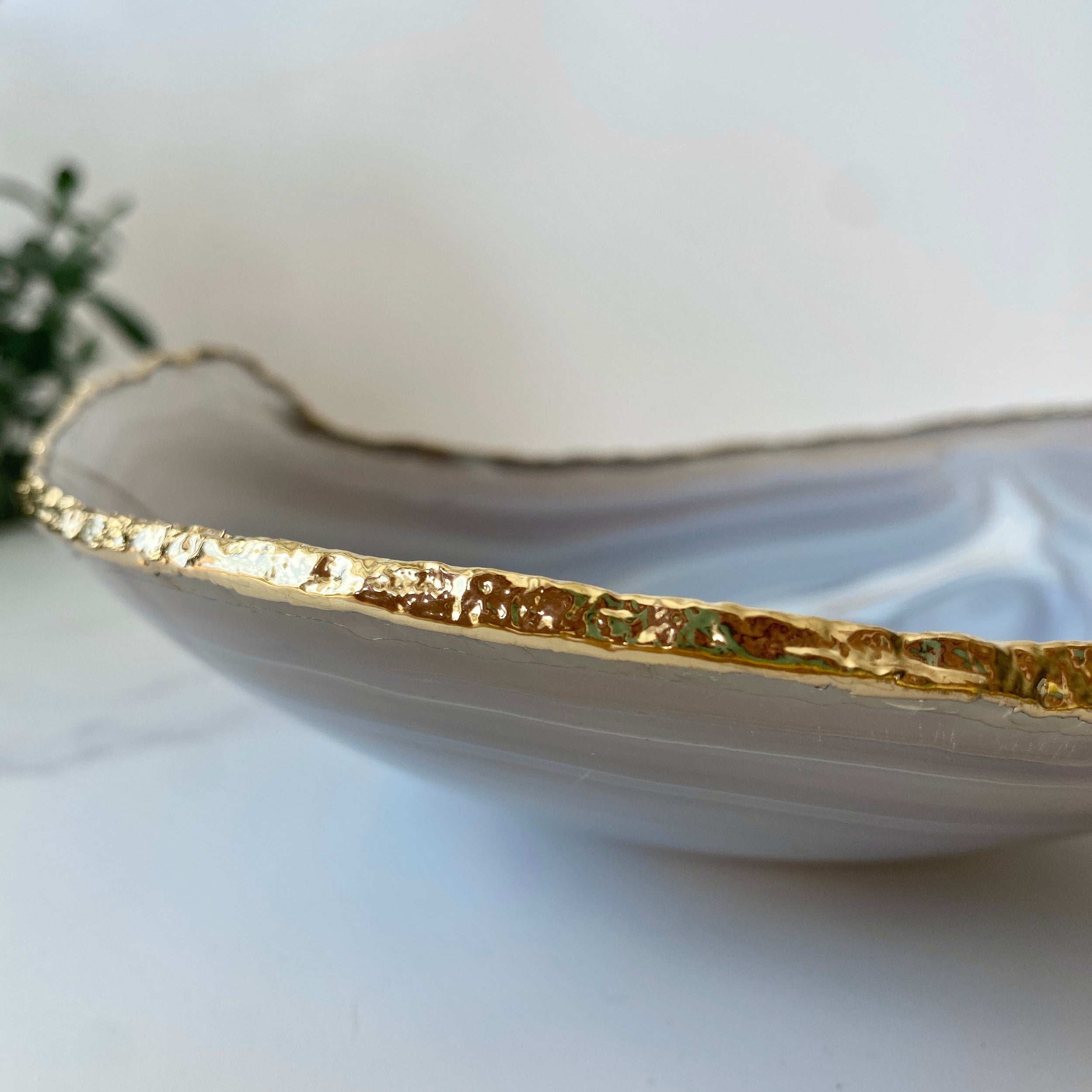 vergolgete Ablageschale aus blauem gebändertem Achat