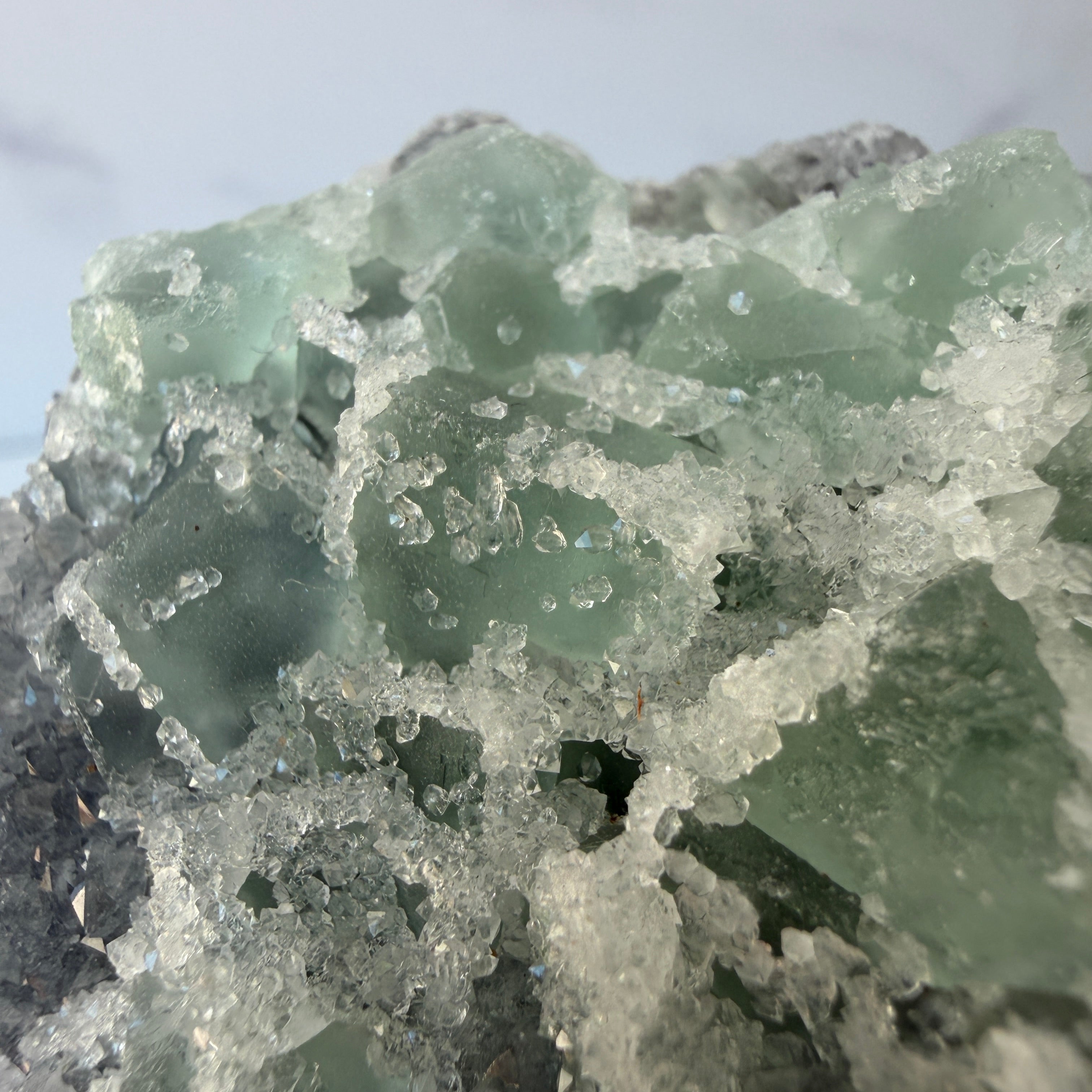 Fluorit mit glitzerndem Quarz, grüner Sugarfluorit, Einzelstück