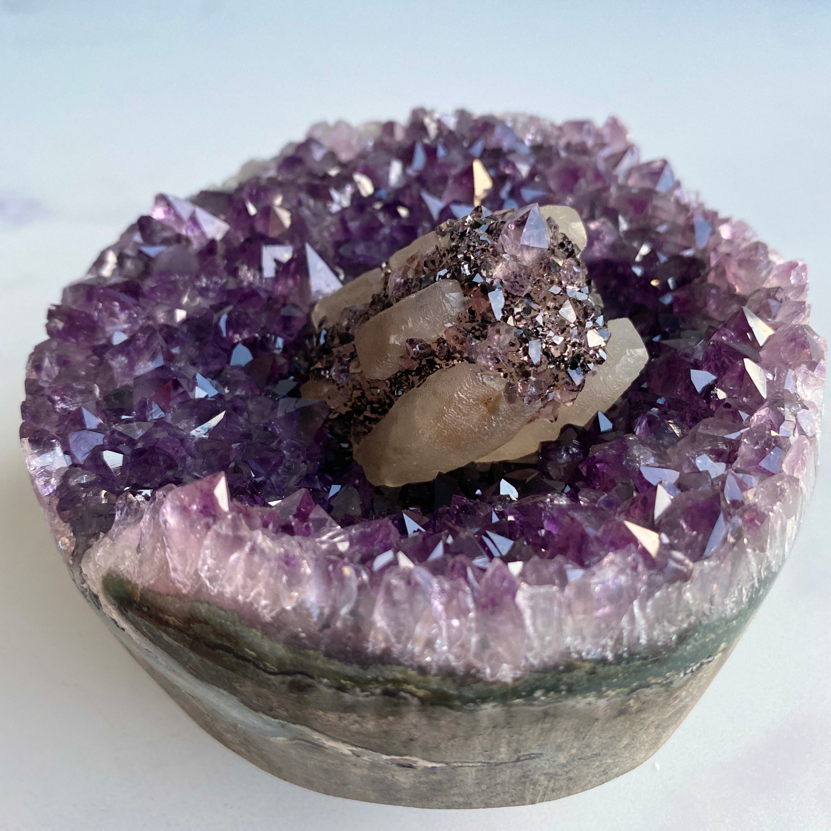 Amethyst Druse mit Calcit auf Ständer