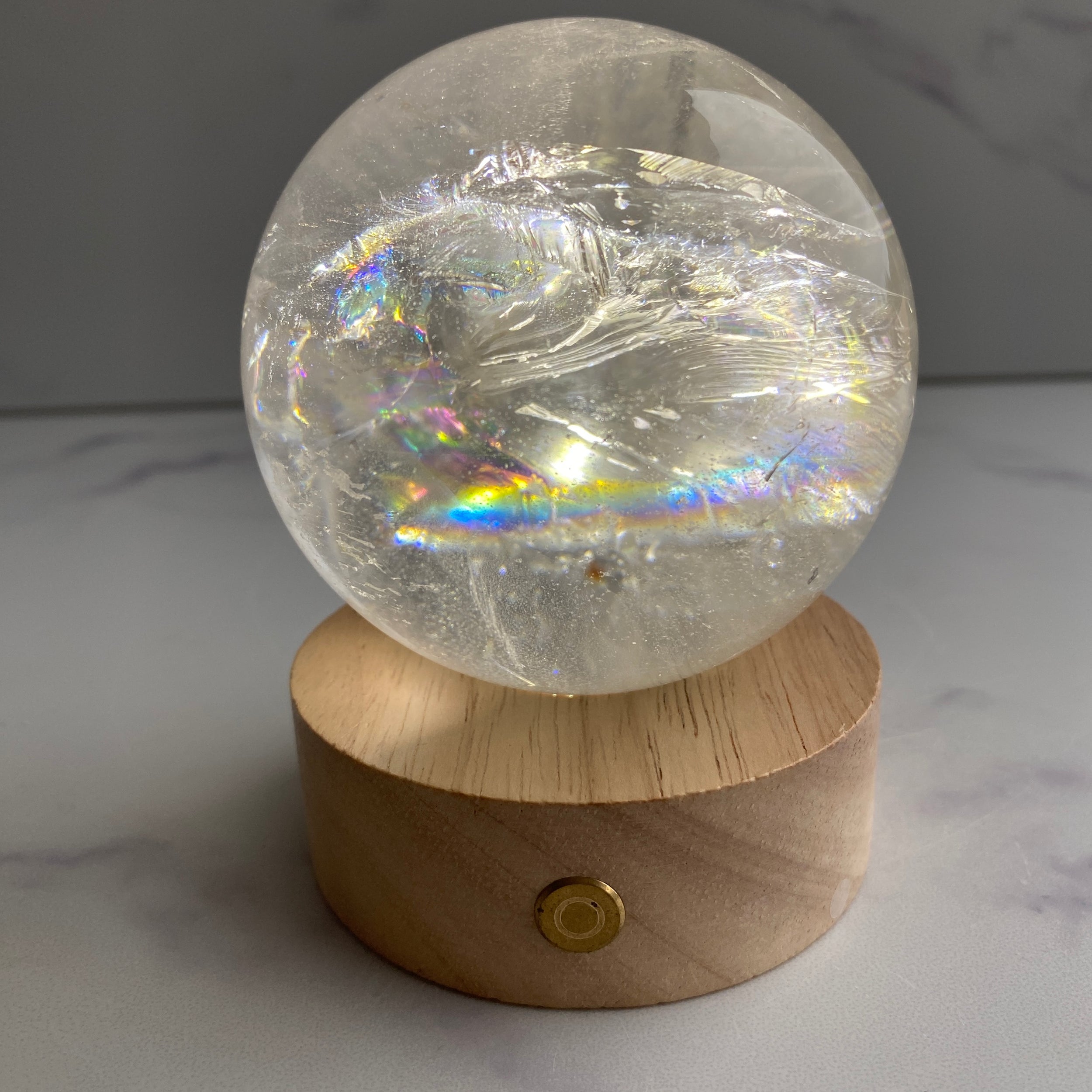 klare Bergkristall Kugel mit Regenbögen