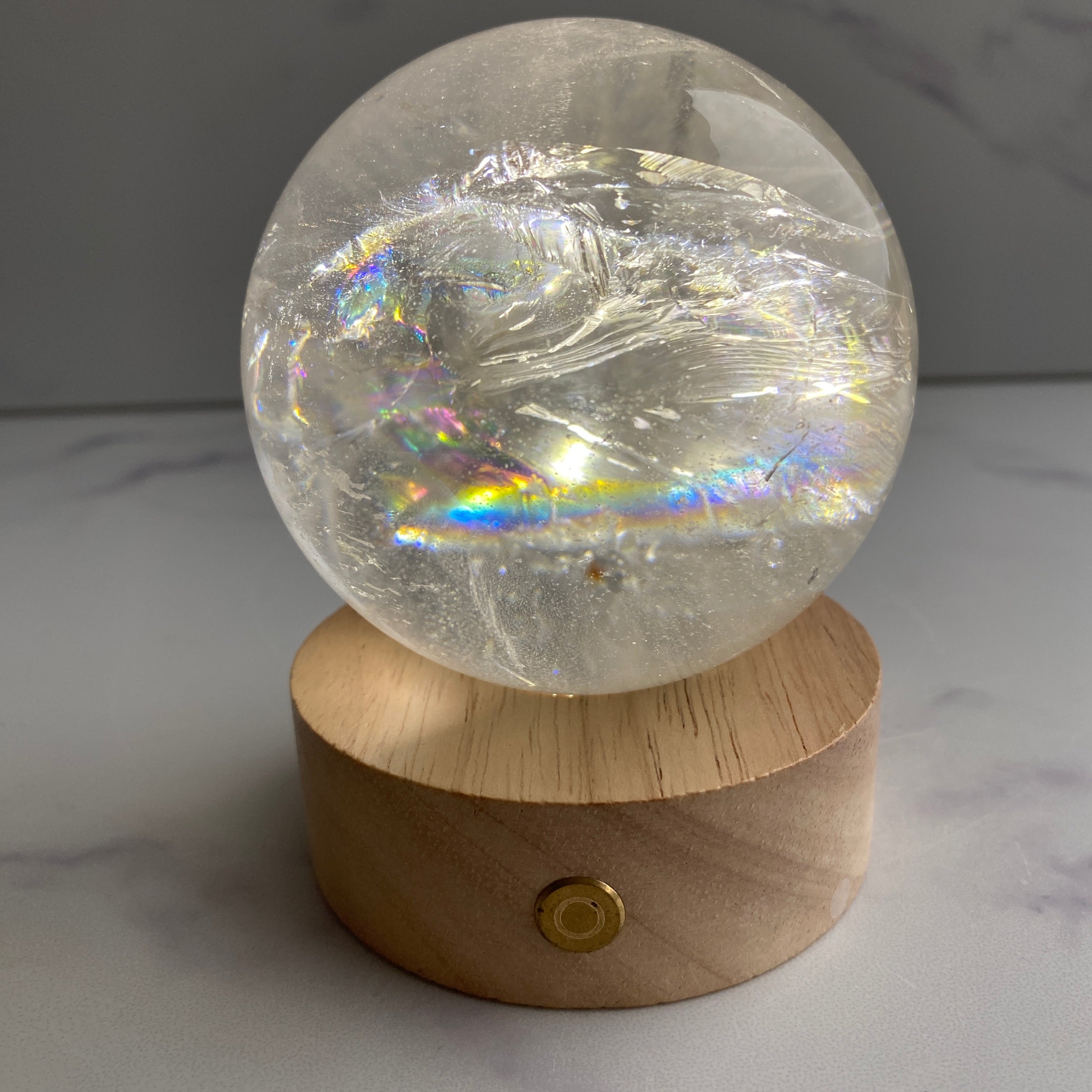 klare Bergkristall Kugel mit Regenbögen