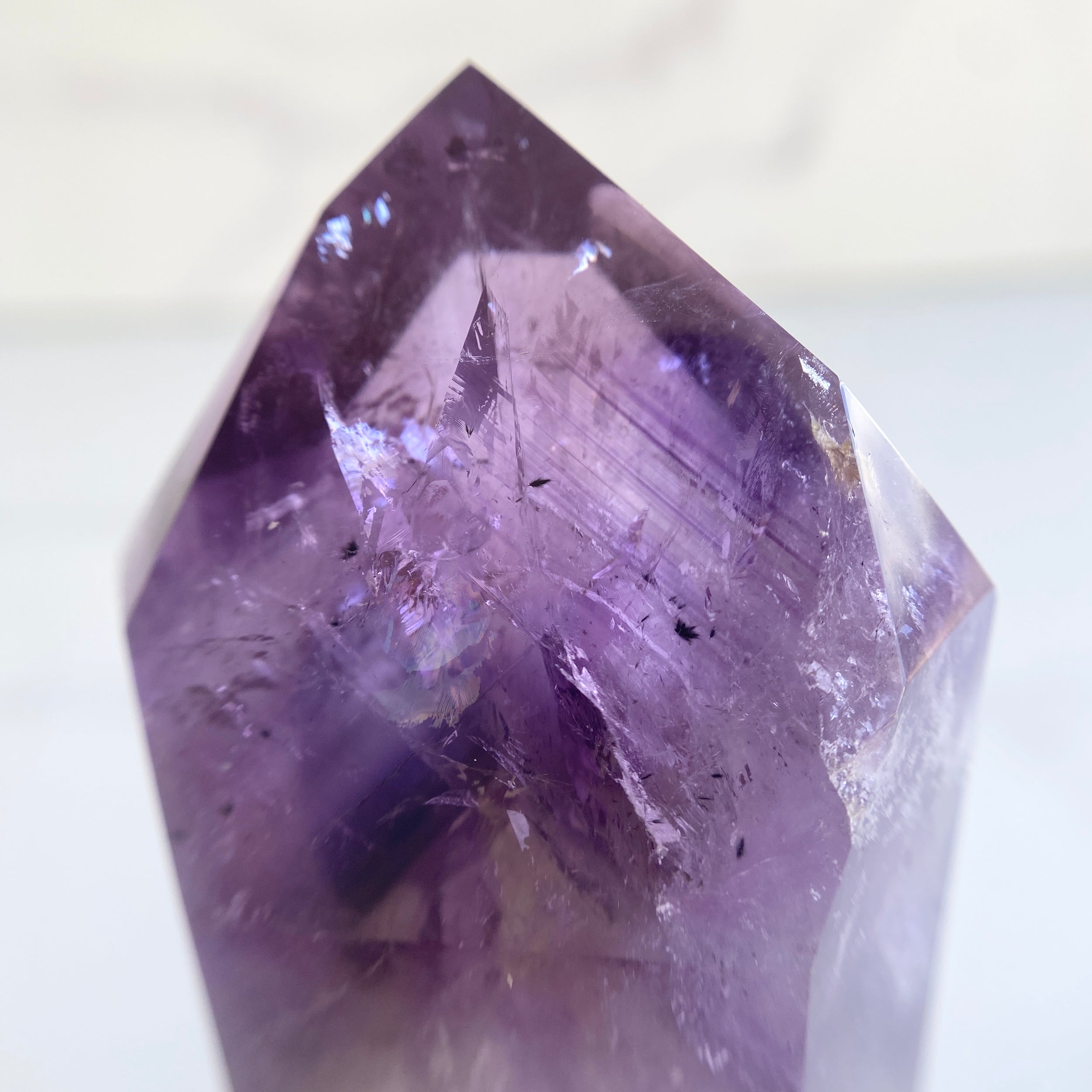 Phantom-Amethyst Turm mit Hollandit